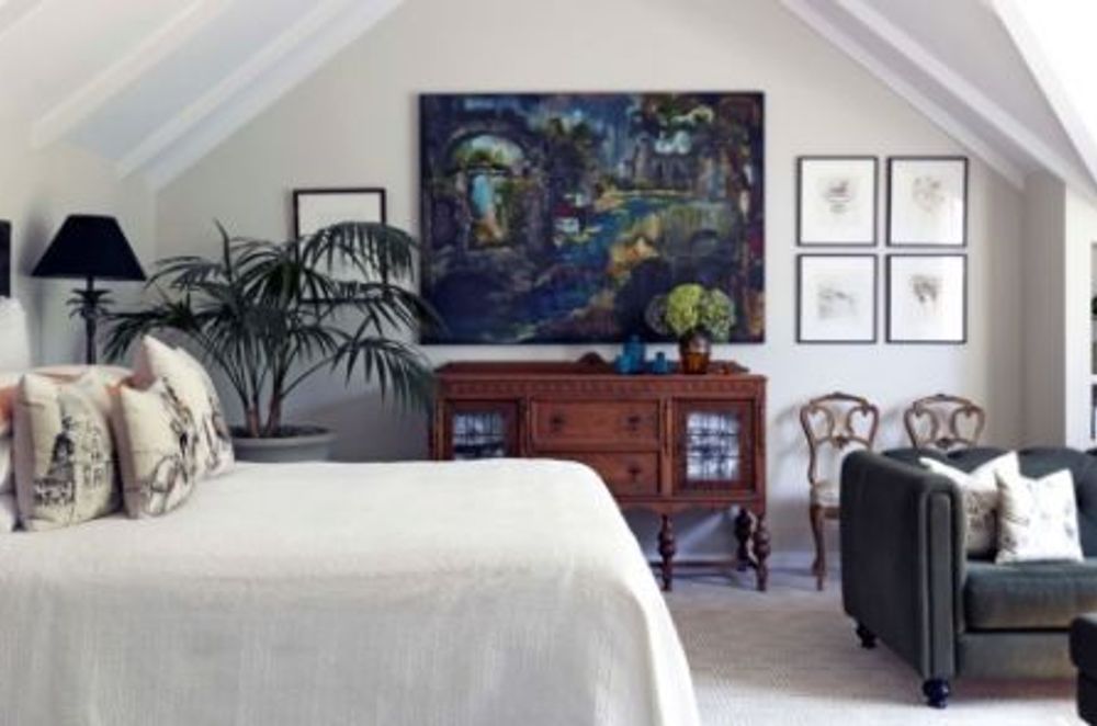 Indoor plants and a monochromatic colour scheme with splashes of deep green and blue are happy partners with the exterior natural environment.