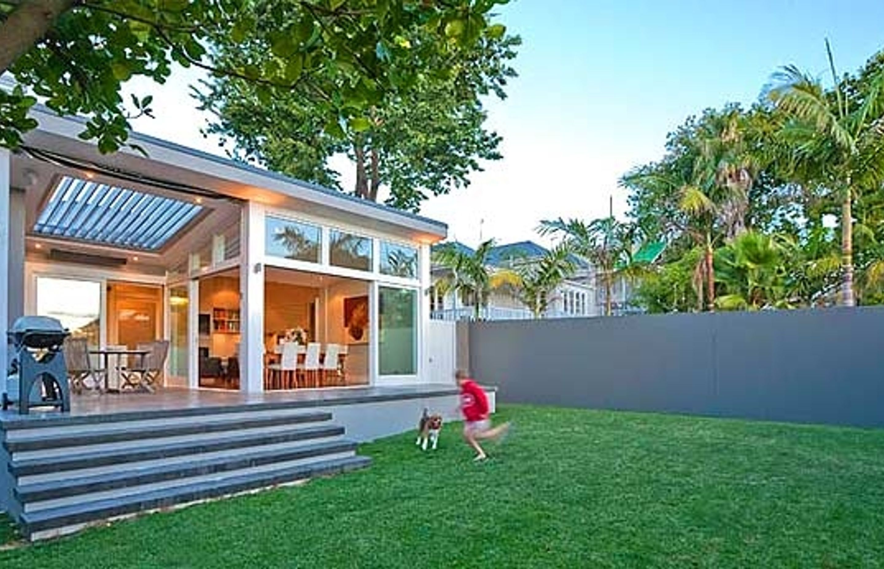 Central Auckland Villa has a modern rear extension which opens up to the back yard, by Salmond Reed Architects B