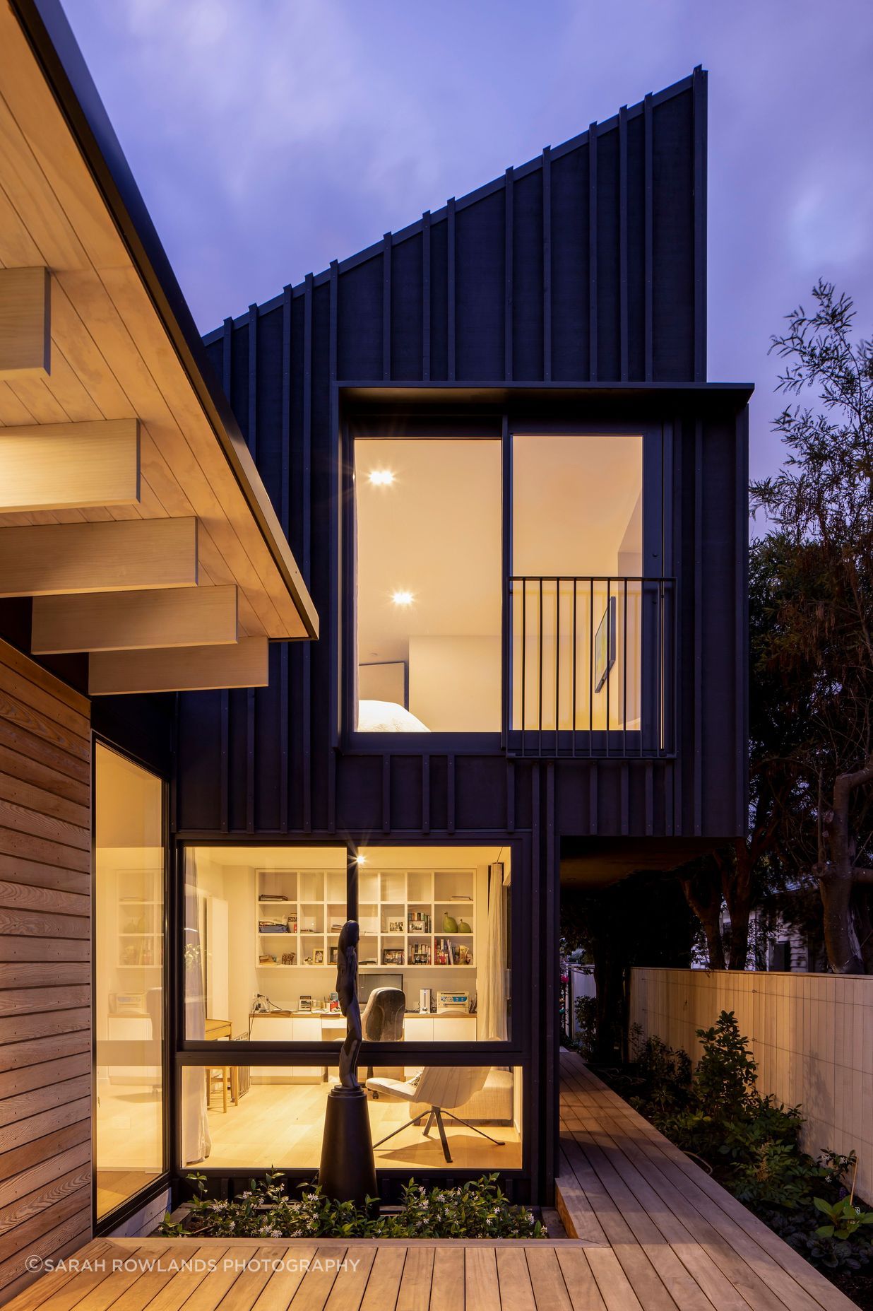 The cantilevered upper storey creates additional floor space without encroaching on the narrow site. The sculpture garden is directly opposite the front door, greeting visitors as they enter.