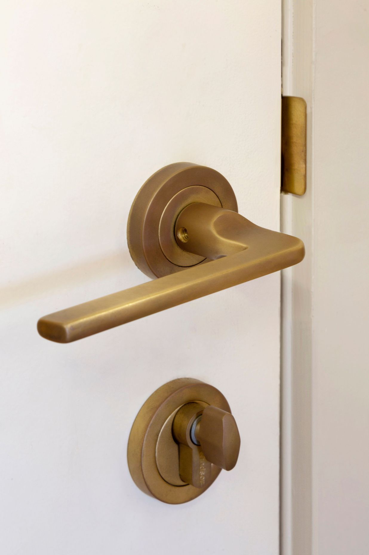 Chalet Lever on Rose – Locking Set Finish: Roman Brass Levers, Code: 8211-RB Lock, Code: 1143-RB Escutcheons, Code: 8189-RB Cylinder and Turn, Code: 1148-RB