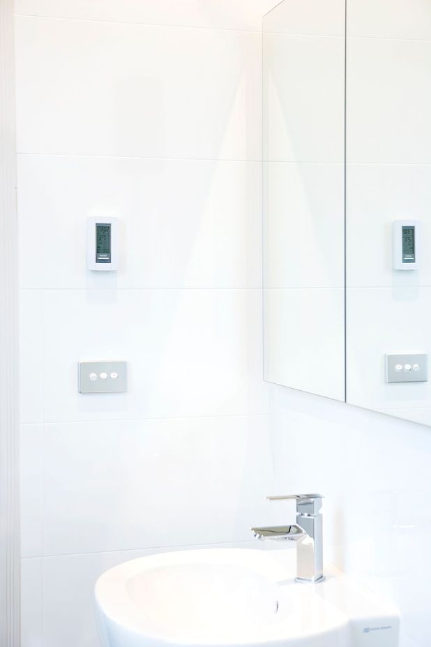 PROGRAMMABLE THERMOSTATS