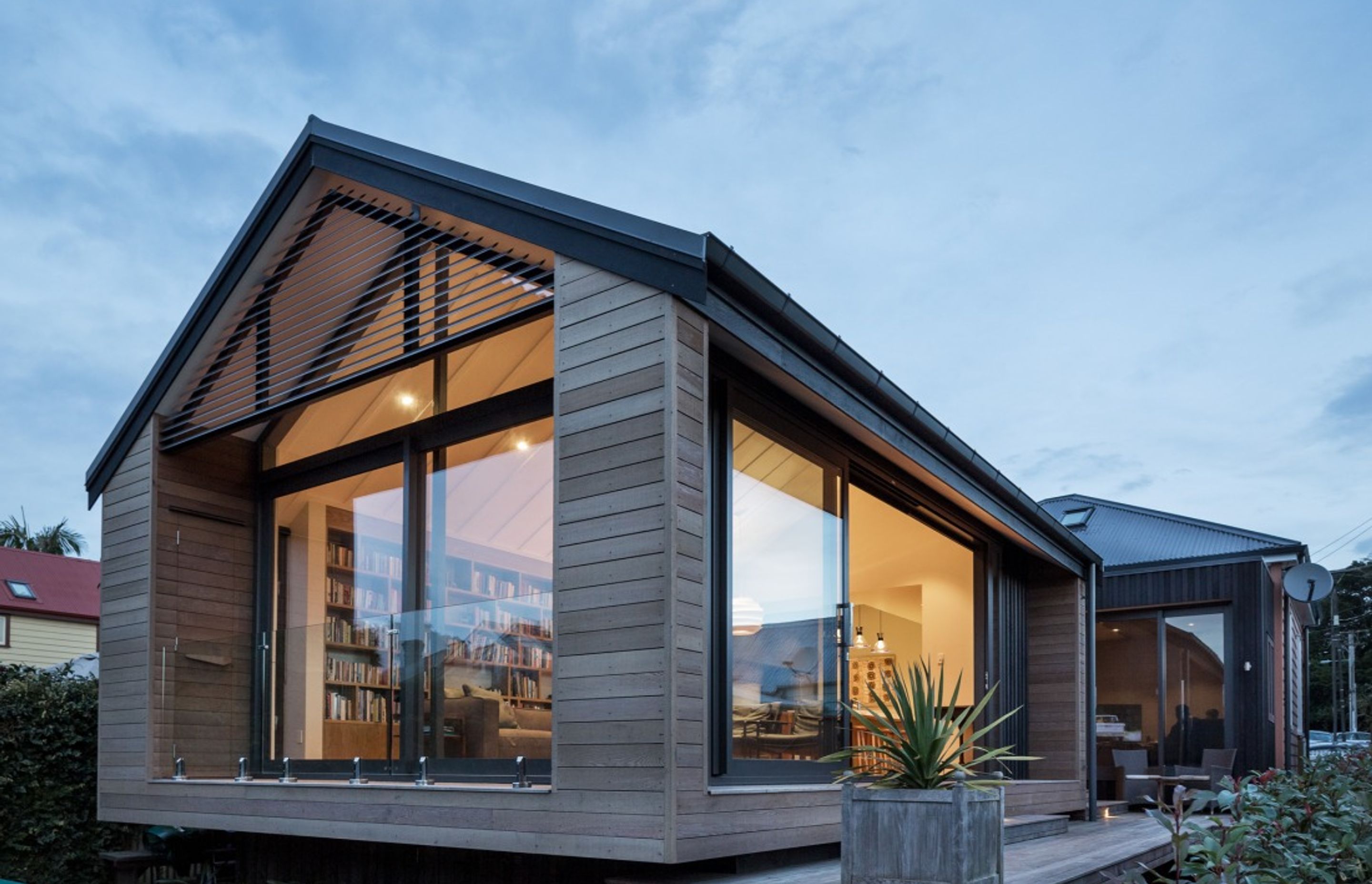 The new extension of Parnell Villa/Cottage utilises corrugated iron, weatherboard and board and batten to sit comfortably with materials on the original dwelling, whilst still being recognisably “new work”, by Salmond Reed Architects