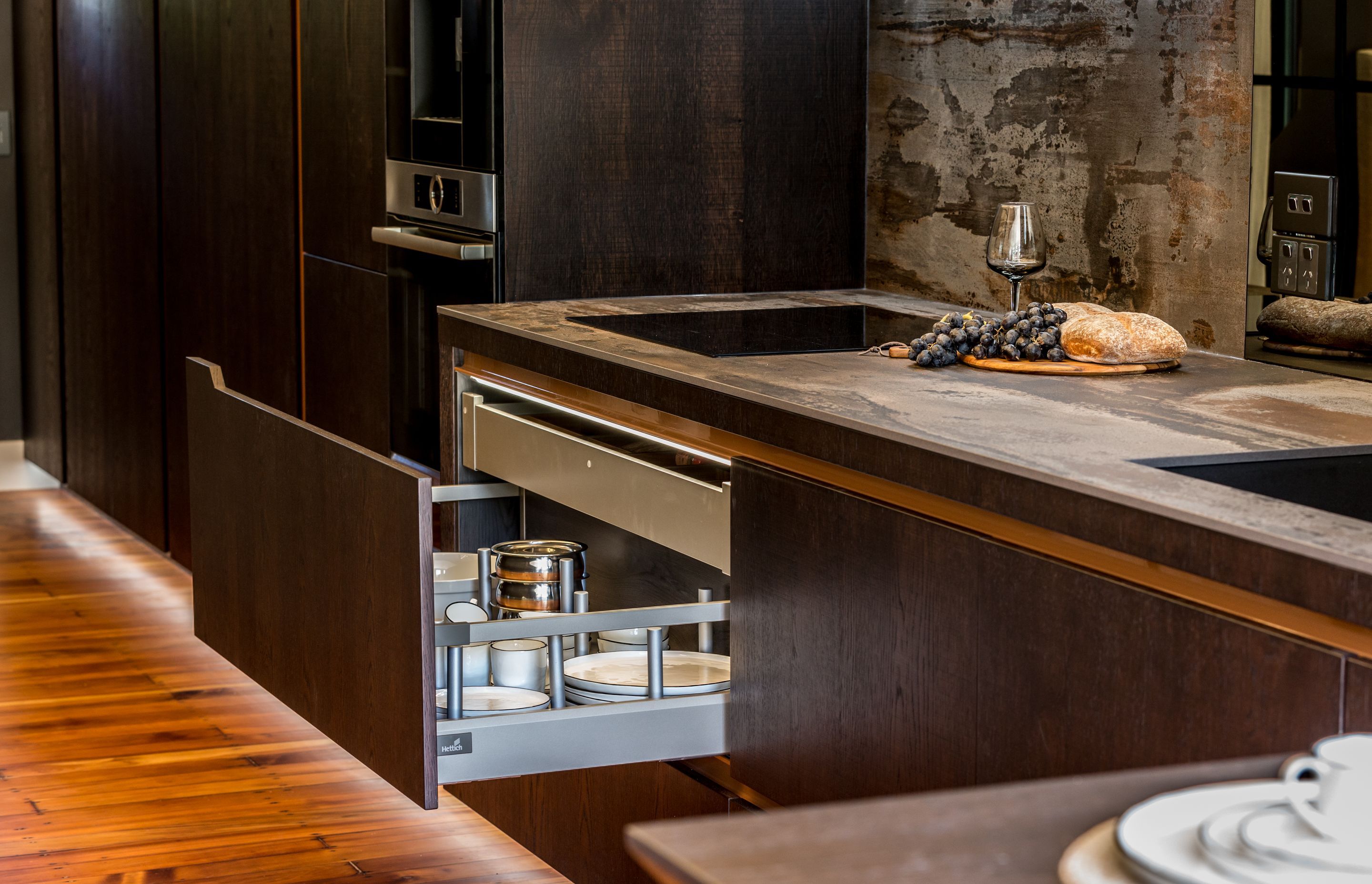 This luxurious Waiheke Island bolthole carries the dark and sultrytrends coming out of Europe