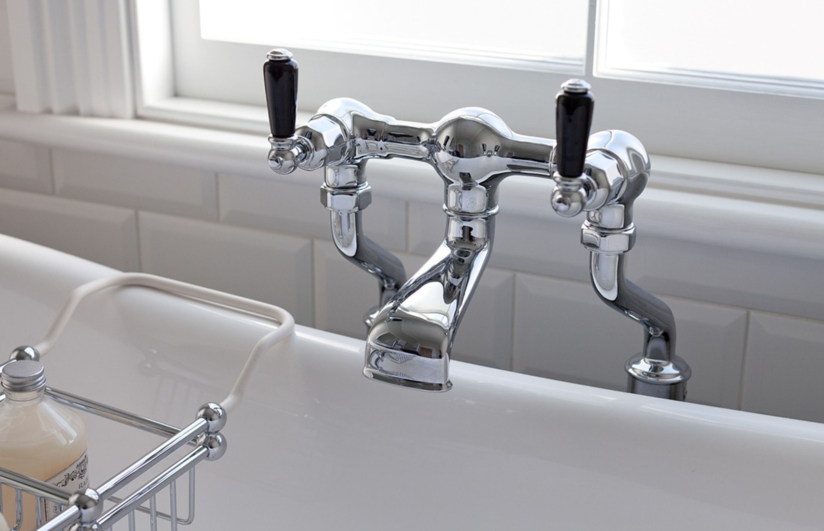 The classical Bath Filler in chrome with black porcelain levers
