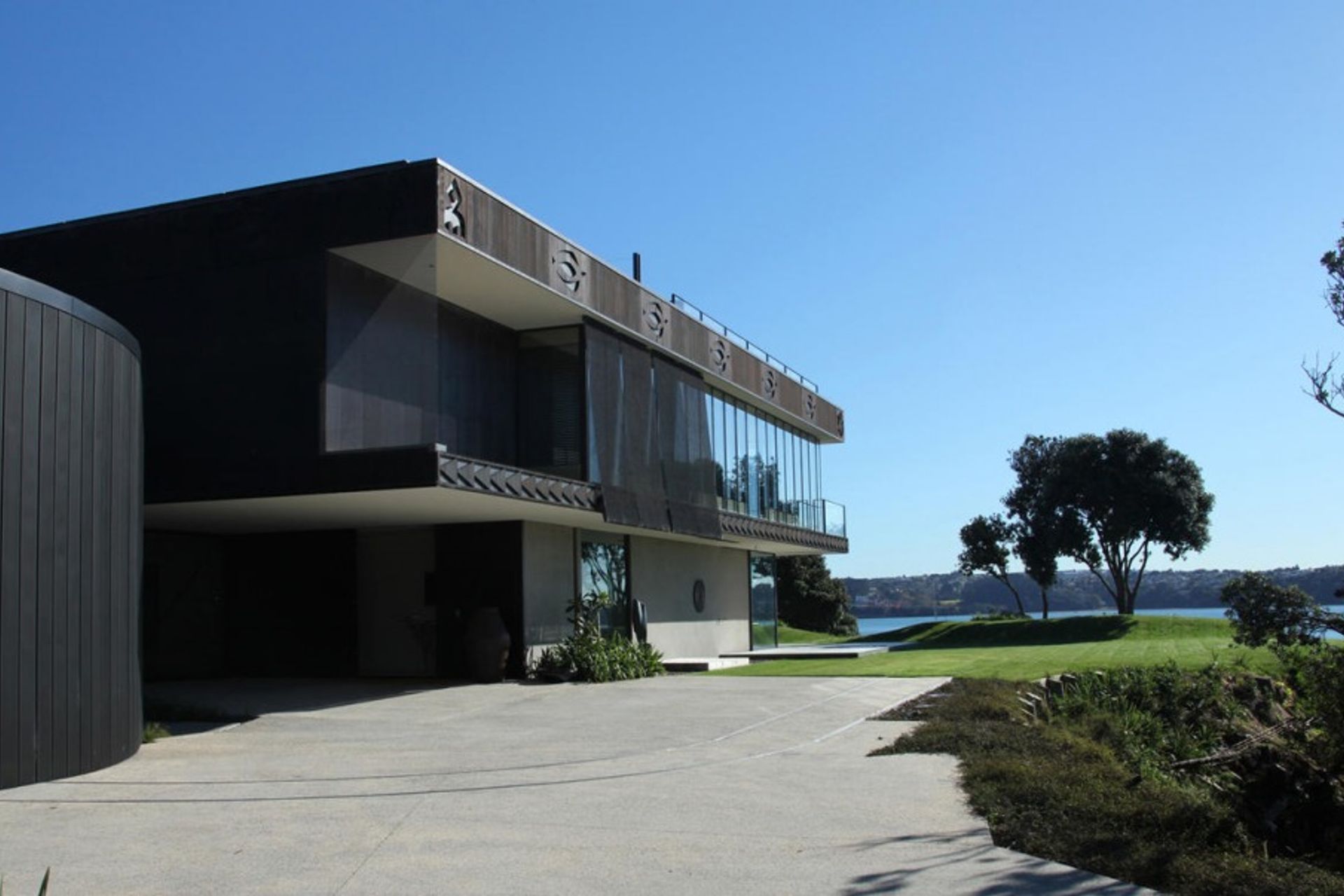 Check out past projects of similar scale and complexity as yours. Herne Bay House, designed by Fearon Hay, built by Lindesay Construction. Photo by Simon Devitt.