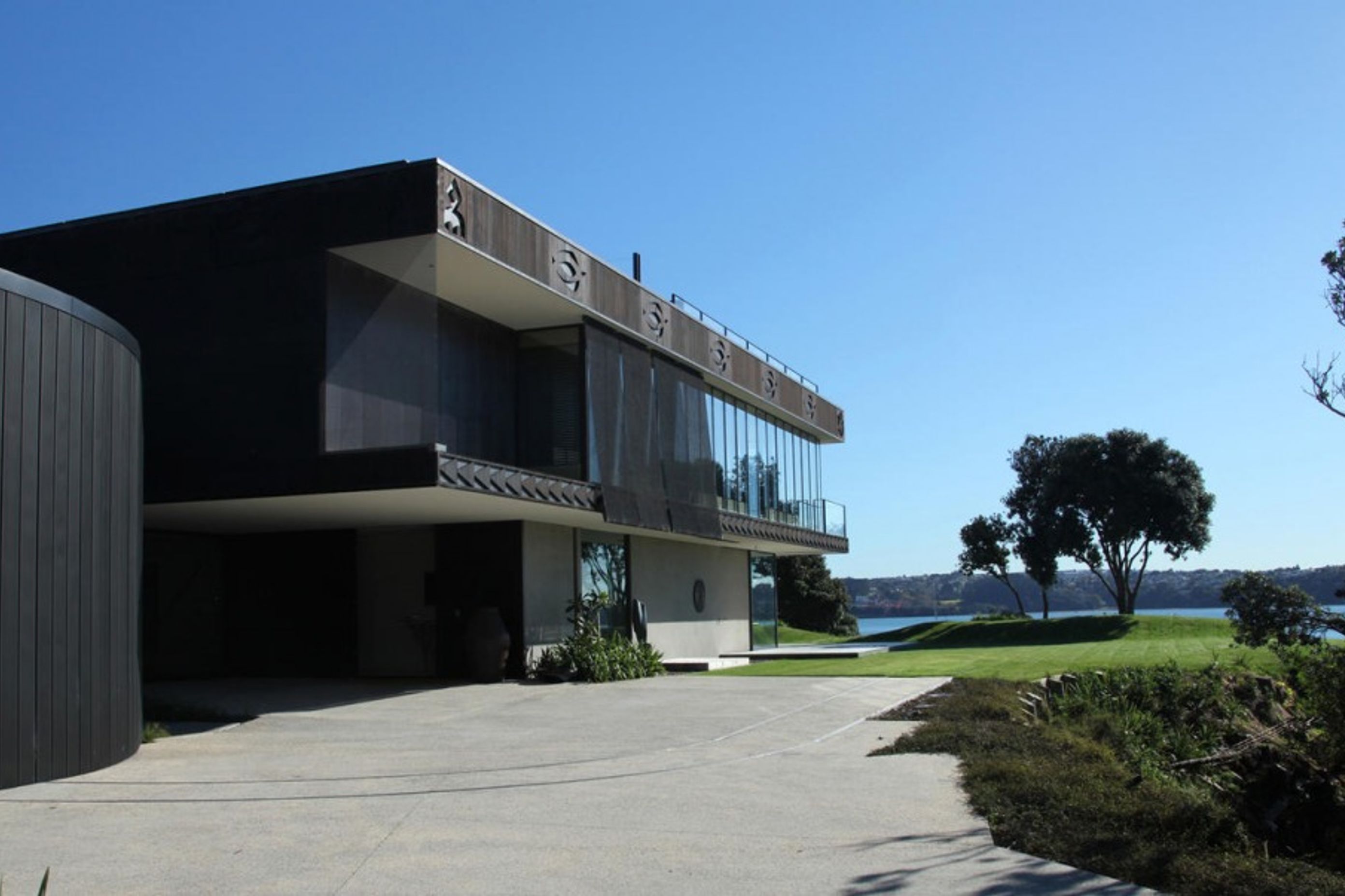 Check out past projects of similar scale and complexity as yours. Herne Bay House, designed by Fearon Hay, built by Lindesay Construction. Photo by Simon Devitt.