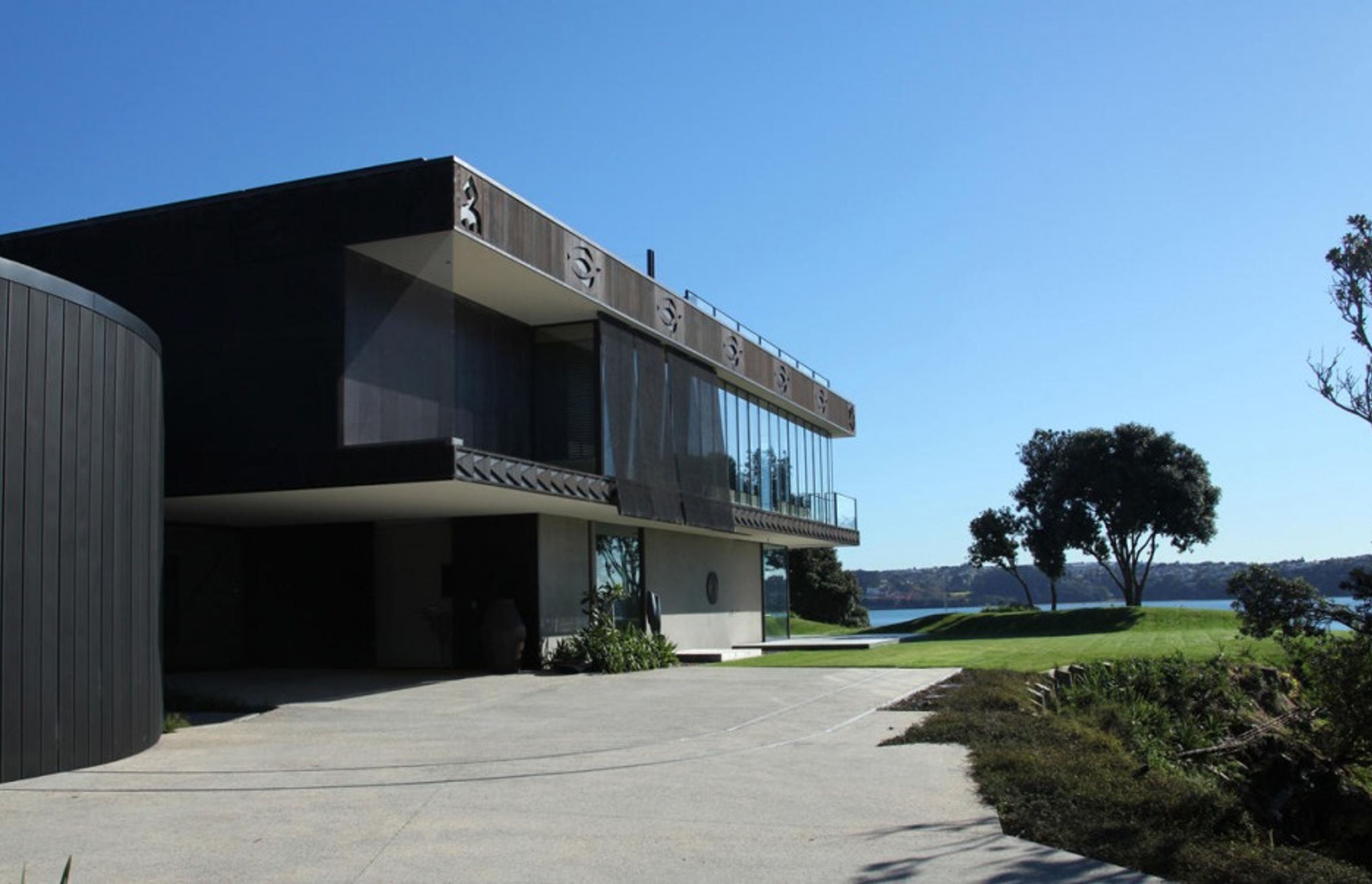 Check out past projects of similar scale and complexity as yours. Herne Bay House, designed by Fearon Hay, built by Lindesay Construction. Photo by Simon Devitt.