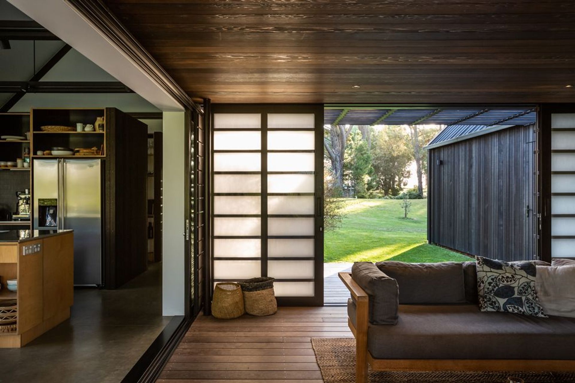 The house can be completely opened on both sides, allowing for relaxed, summer living. 