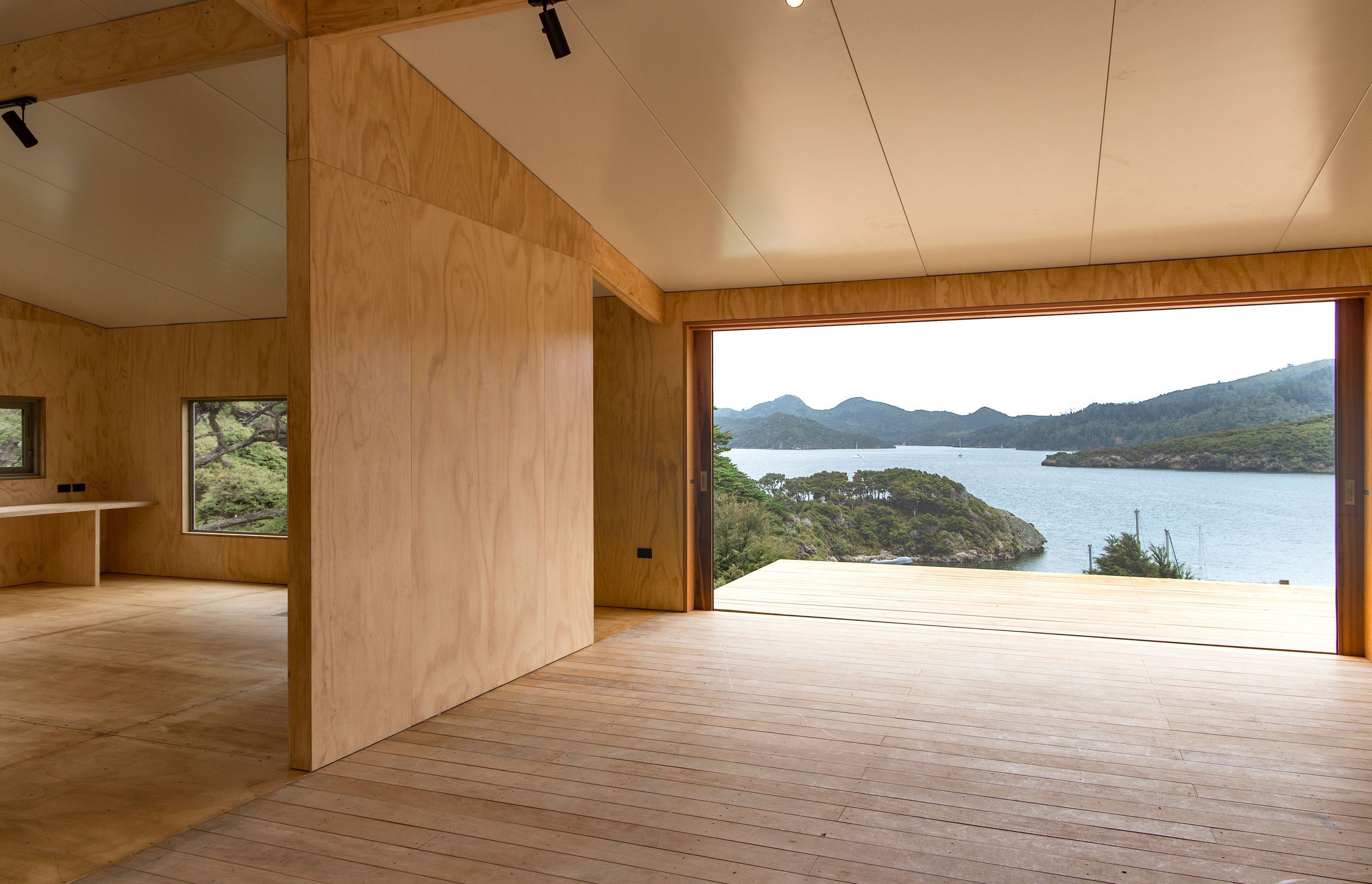 Photos shown are of Motu Kaikoura - Lodge by SGA Architects. Motu is a protected scenic reserve north-west of Great Barrier Island and the projet used Metalcraft Insulated Panels -Thermospan product on the roof and Metalcraft Roofings Corrugate profile as