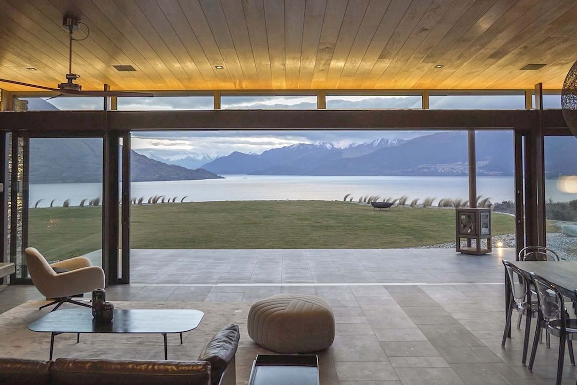 The main living area enjoys a magnificent view over Lake Wanaka, however being sited so close to the lake makes the climate very windy at times so the house has a high-performance envelope to stay warm and cosy.in the cooler months.