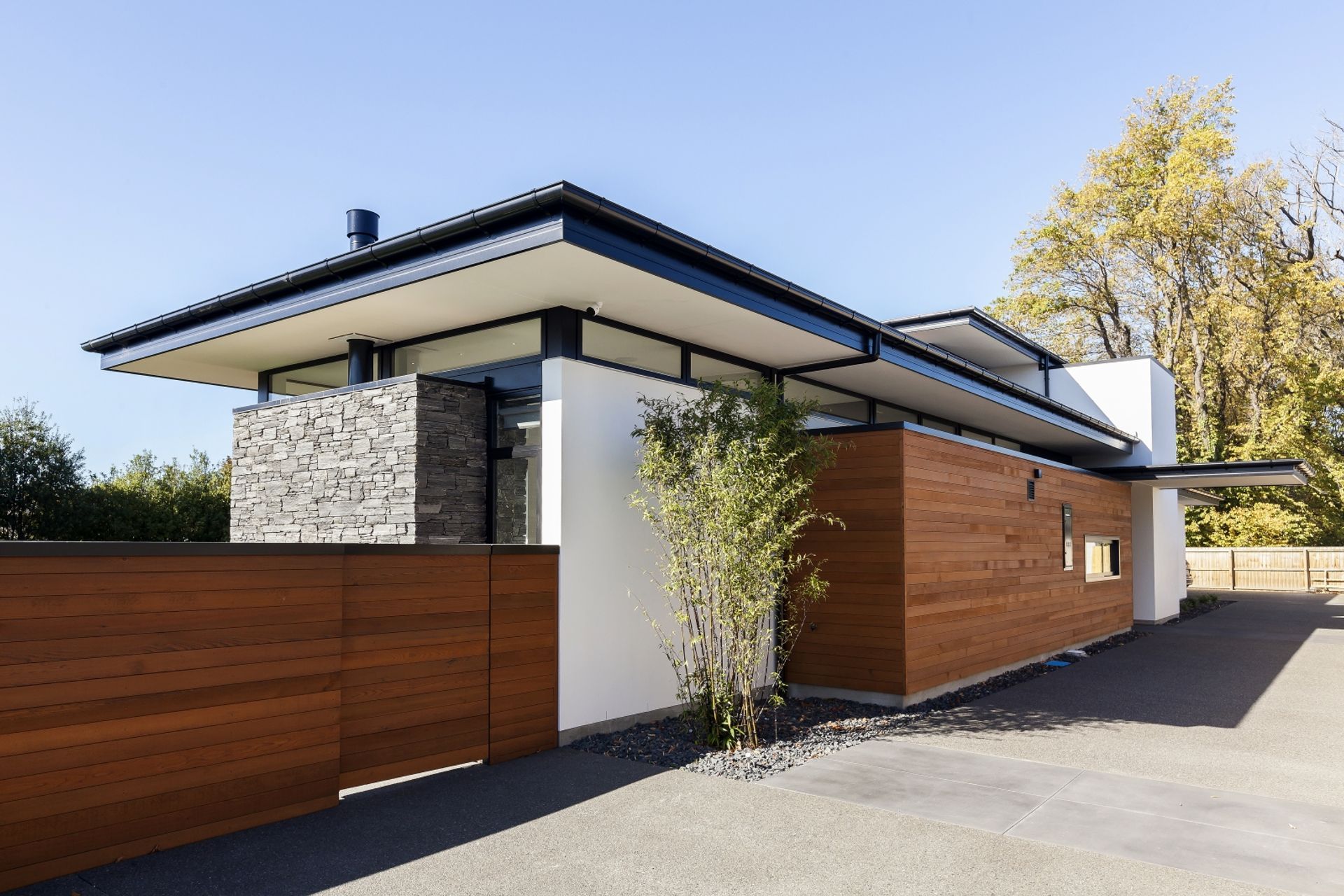 The design of the home is very reminiscent of midcentury modern architecture by notables such as Richard Neutra and Pierre Koenig.