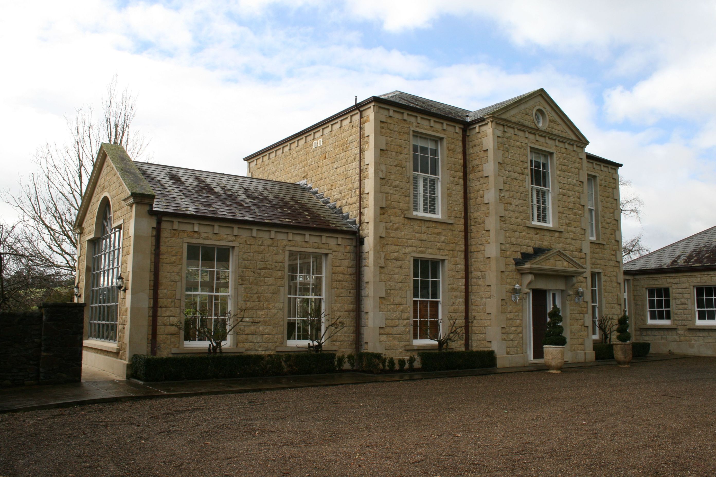 A classical use of Splitstone Ahi/Vitric Natural Stone Cladding from Hinuera Natural Stone.