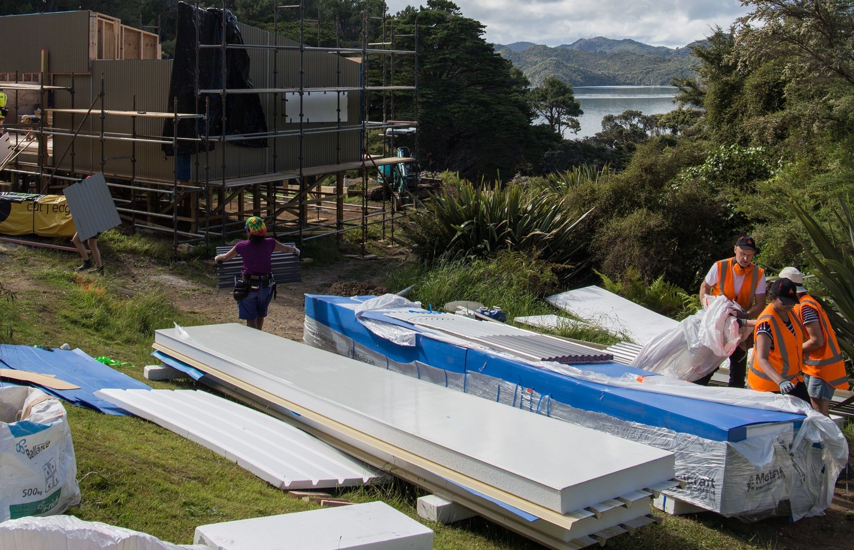 Photos shown are of Motu Kaikoura - Lodge by SGA Architects. Motu is a protected scenic reserve north-west of Great Barrier Island and the projet used Metalcraft Insulated Panels -Thermospan product on the roof and Metalcraft Roofings Corrugate profile as