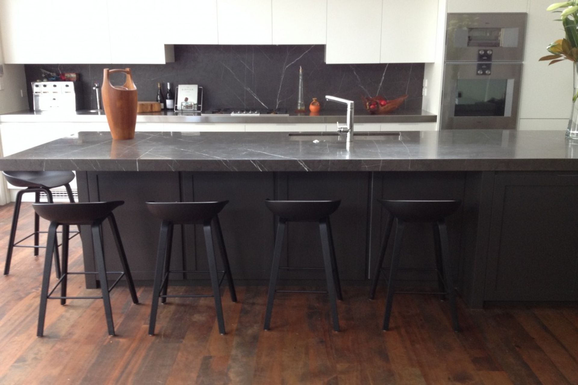 Pietra Grigio honed benchtop and matching splashback by Artedomus