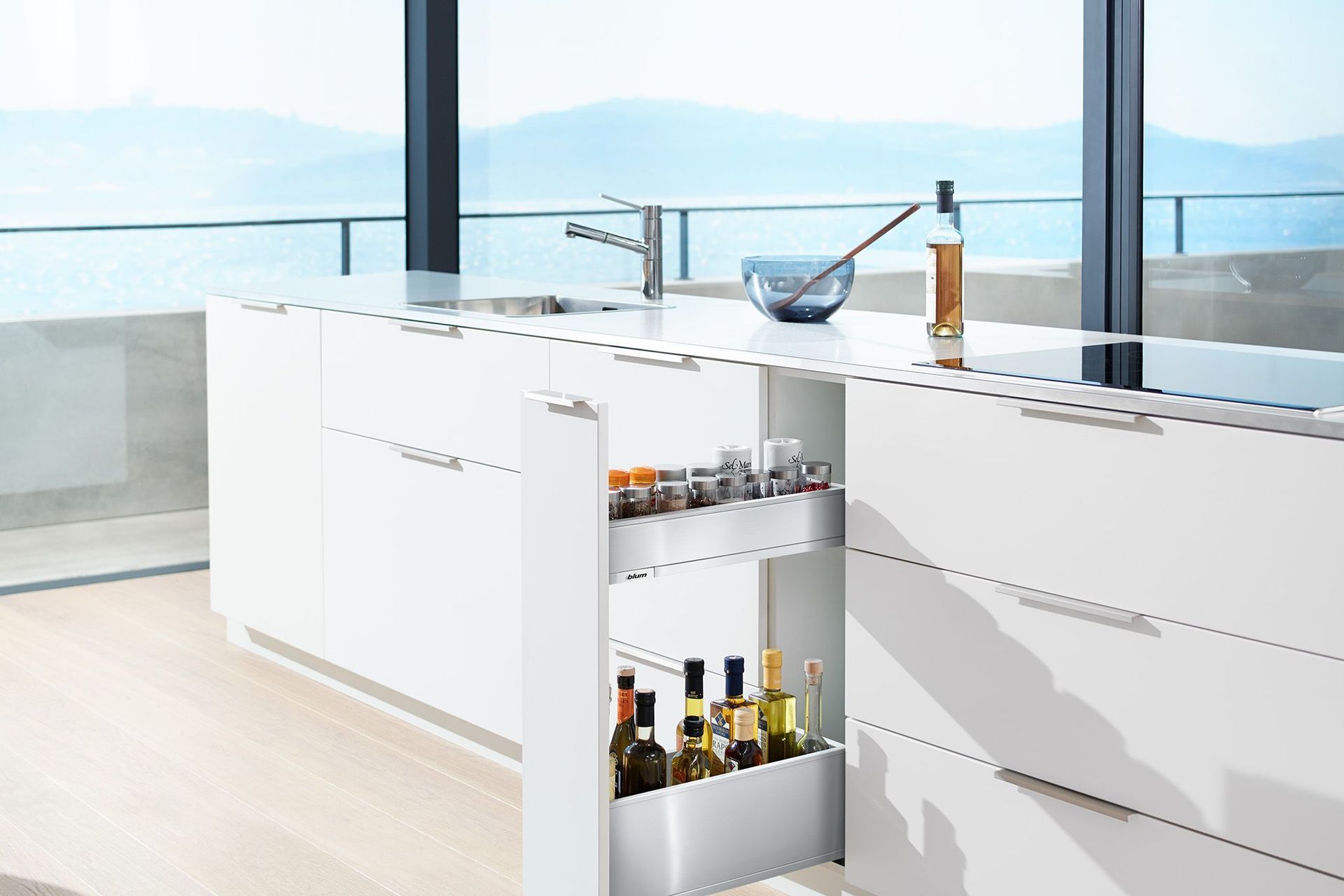 Narrow Cabinet with LEGRABOX