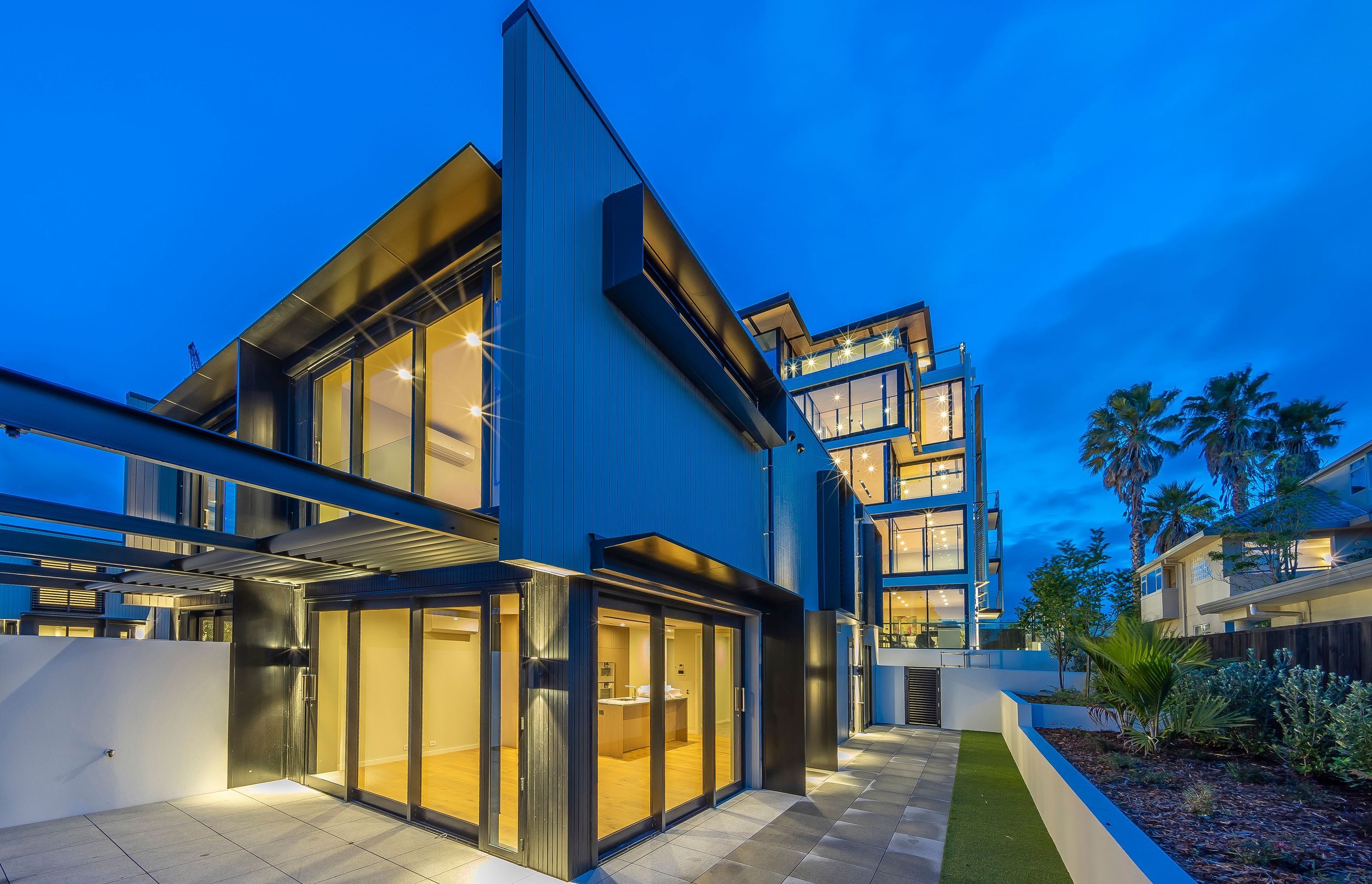 The two-storeyed buildings housing the garden apartments are clad in vertical cedar and are more akin to the surrounding standalone houses in terms of scale and material. 