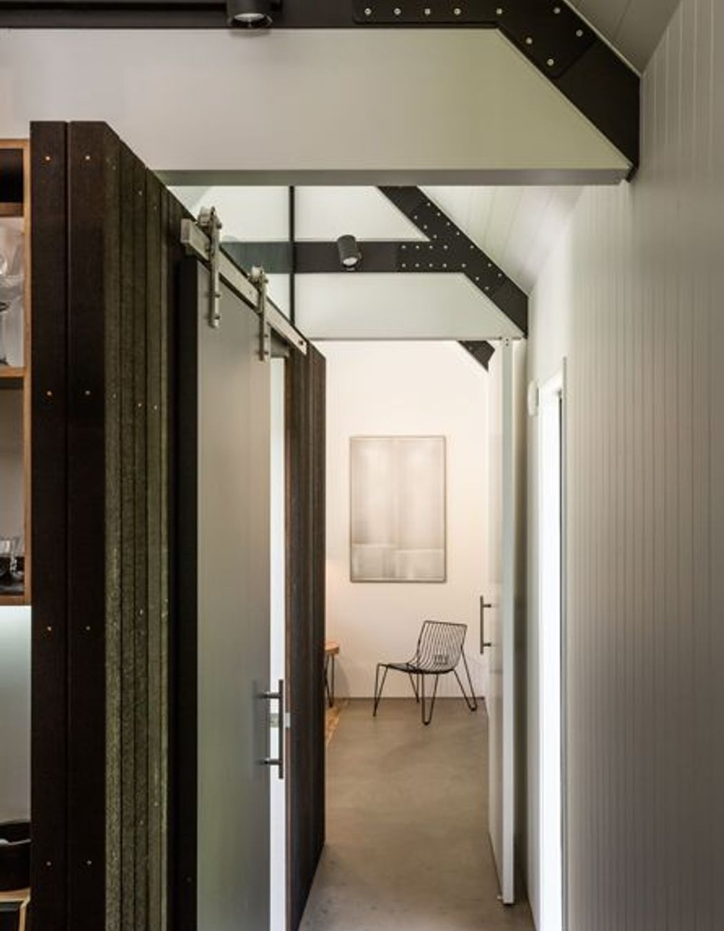 Timber and concrete combine to create a refined material palette. 