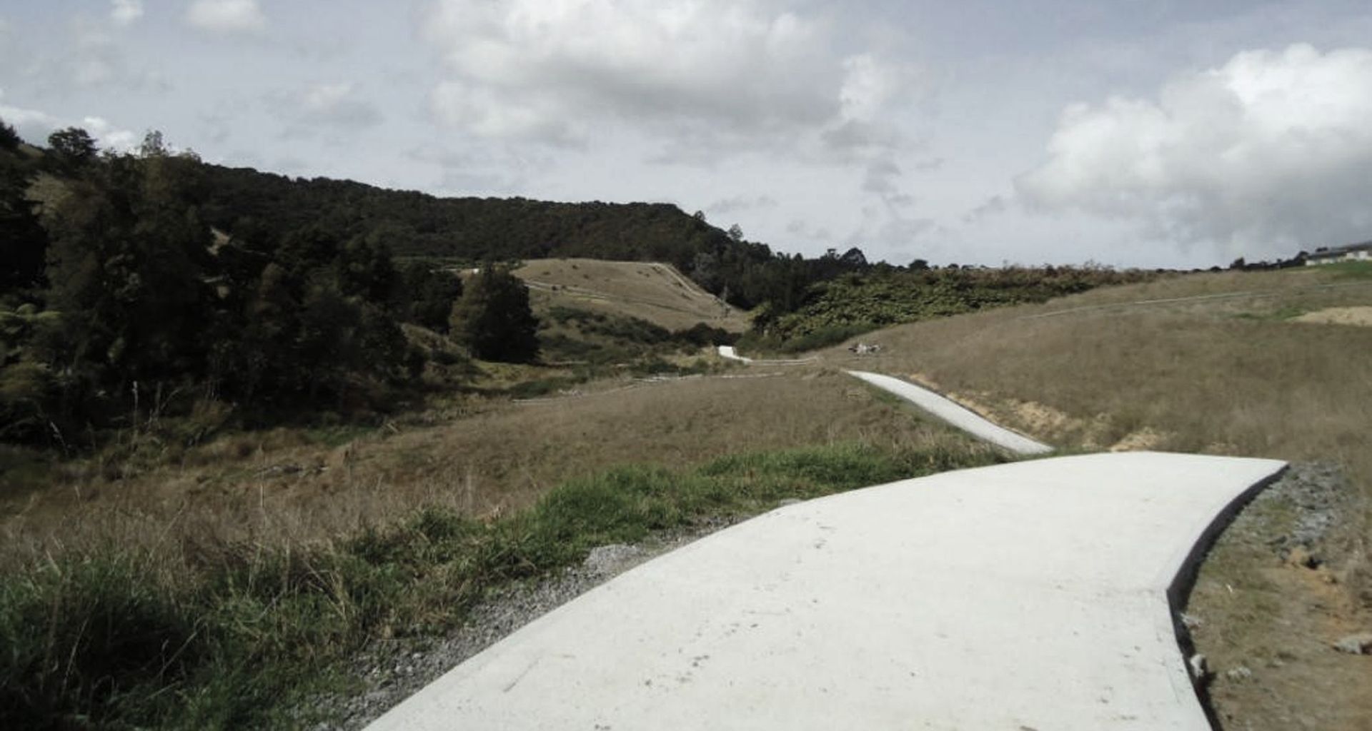 1Km Long Driveway banner
