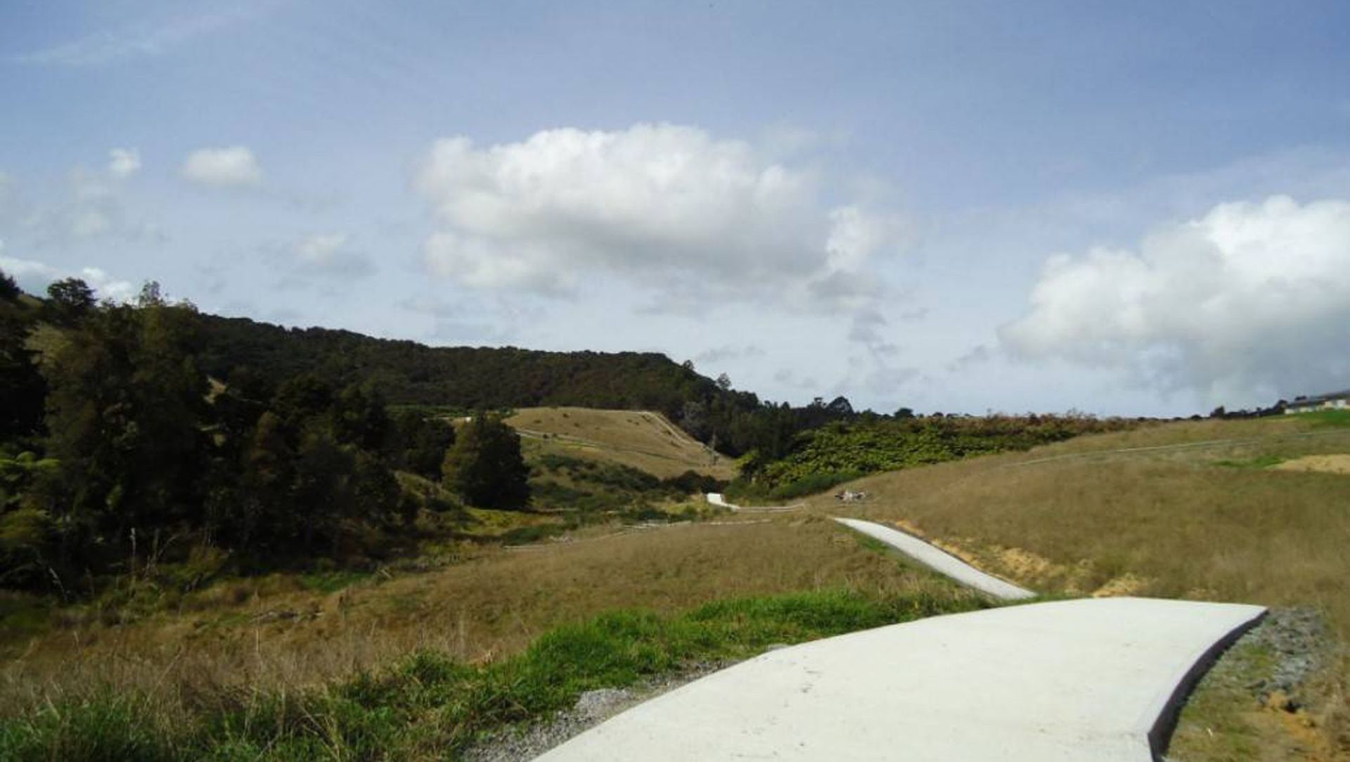 1Km Long Driveway banner