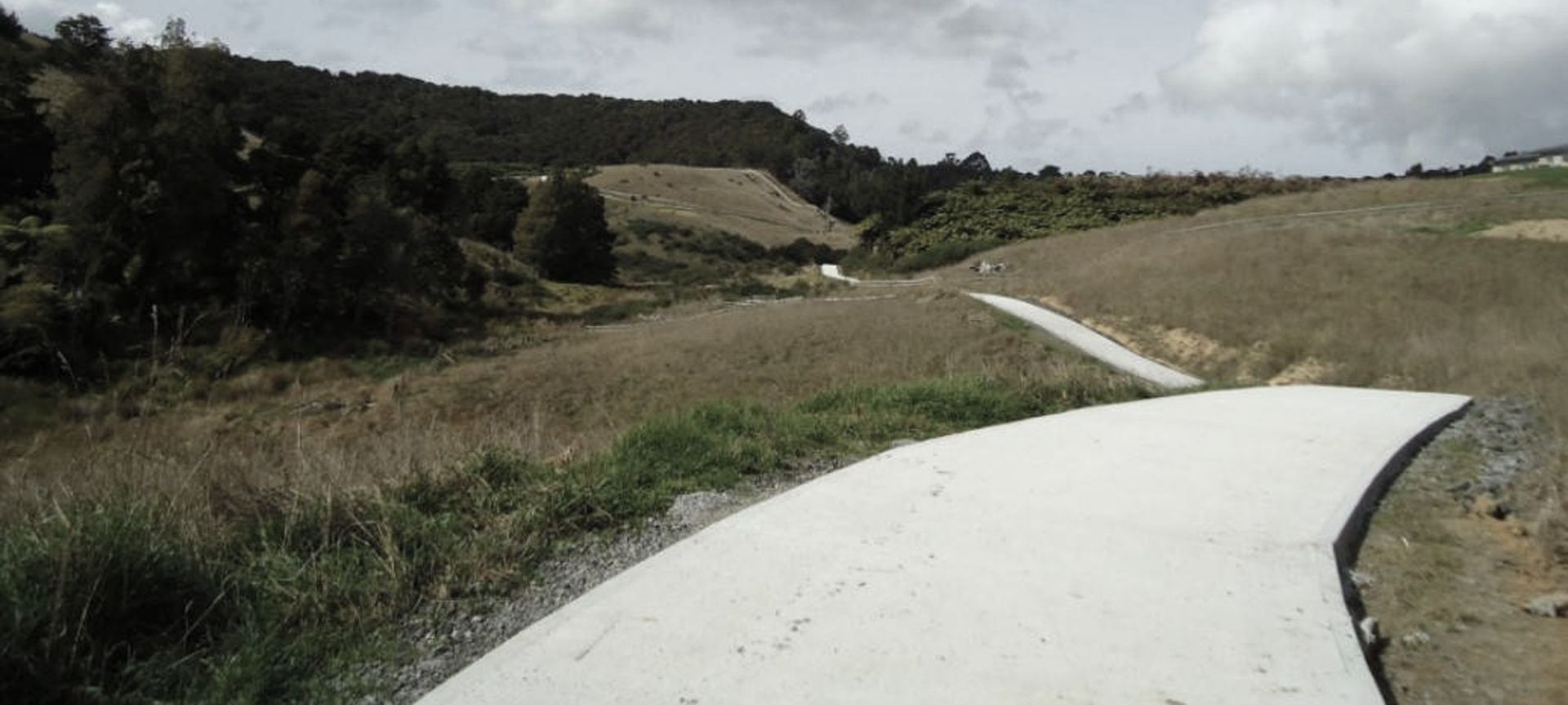 1Km Long Driveway banner