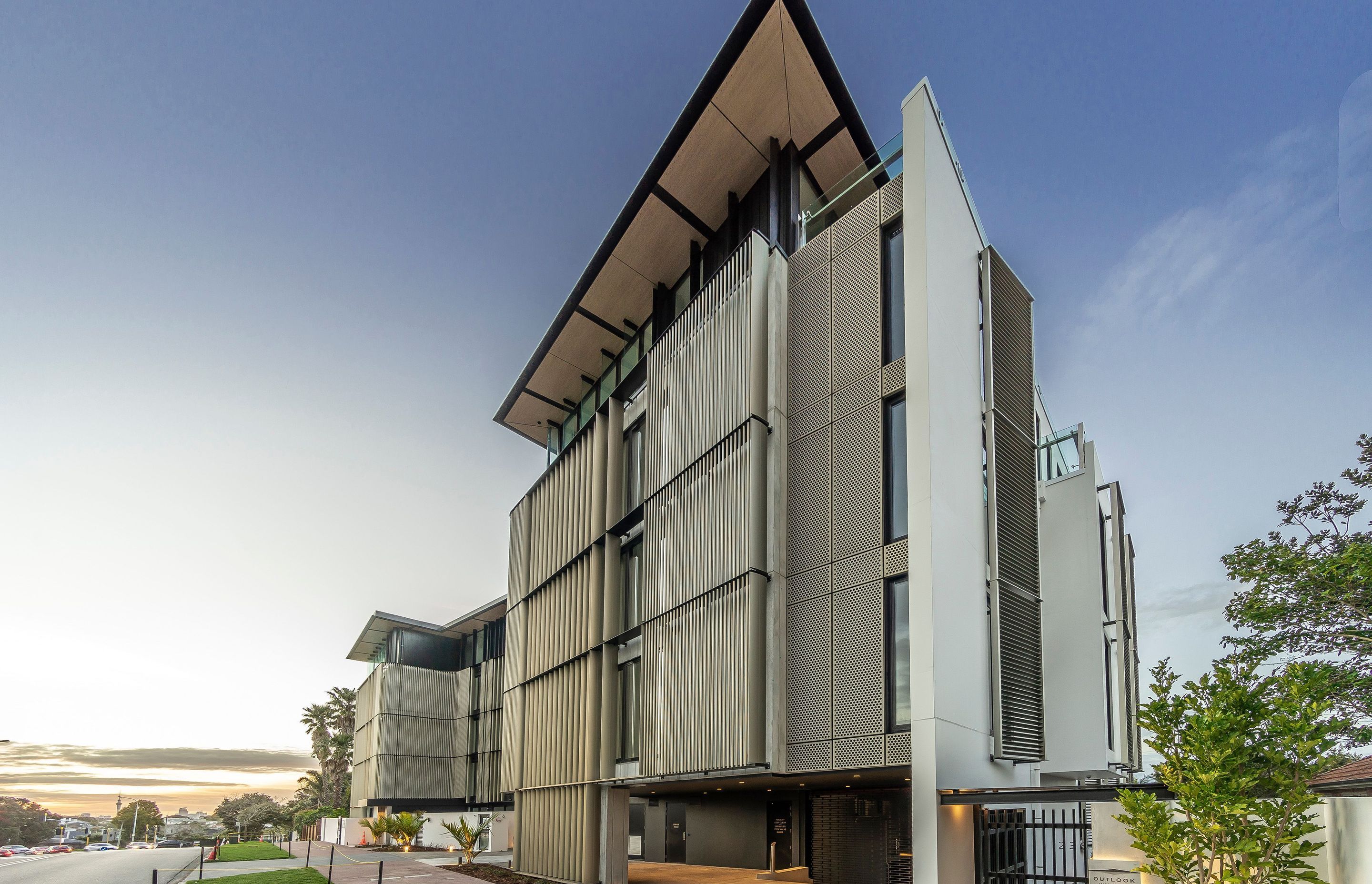 The striking southern facade is defined by bronze anodised aluminium screens that allow for privacy and sun control. 