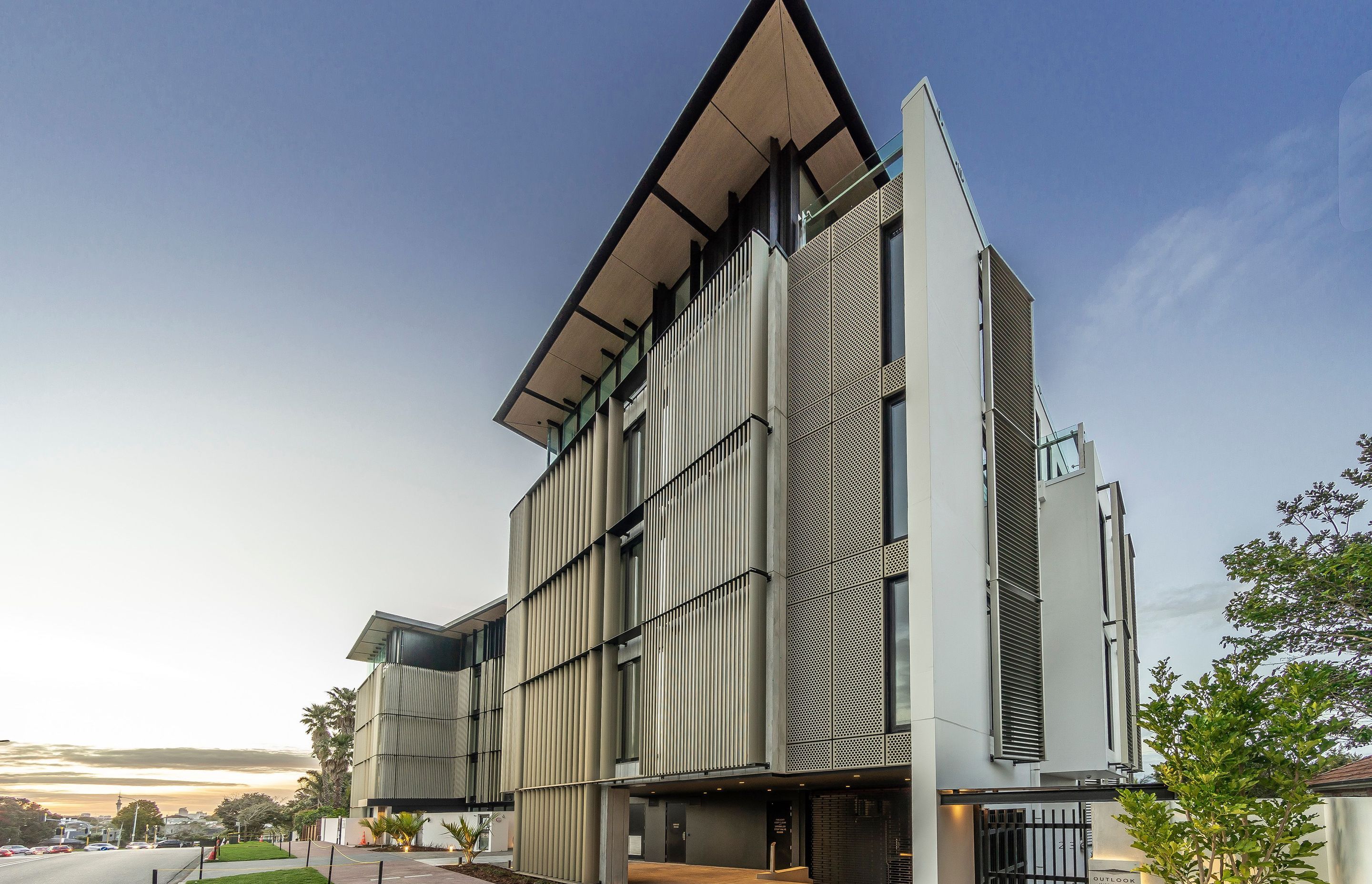The striking southern facade is defined by bronze anodised aluminium screens that allow for privacy and sun control.
