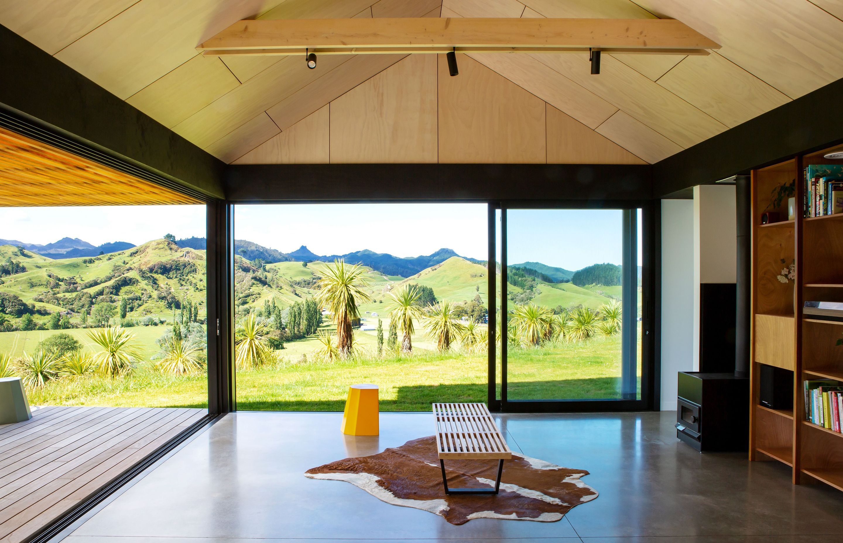 Negative detailing in the ceiling accentuates the panel pattern. 