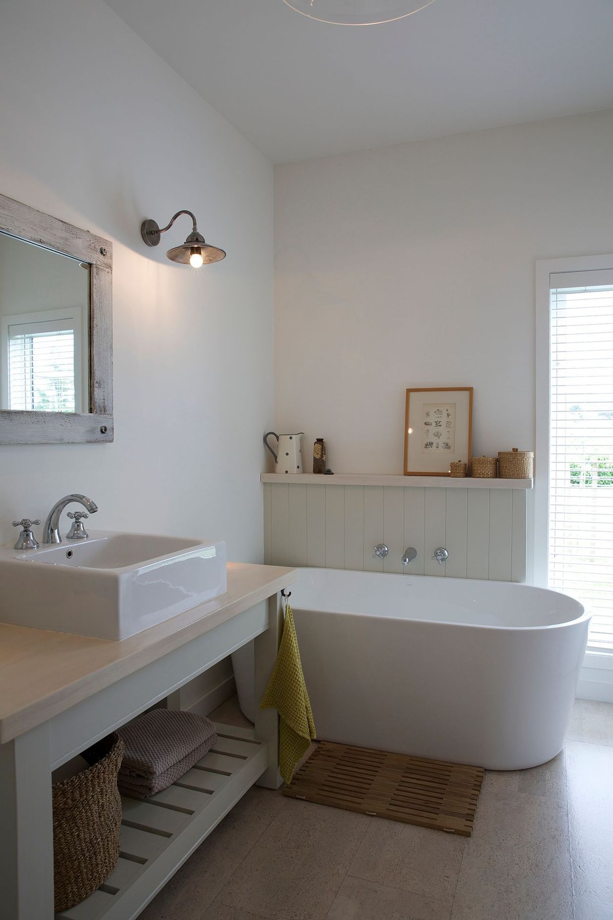 Cork flooring flows through into the bathroom, providing a great water resistant surface.