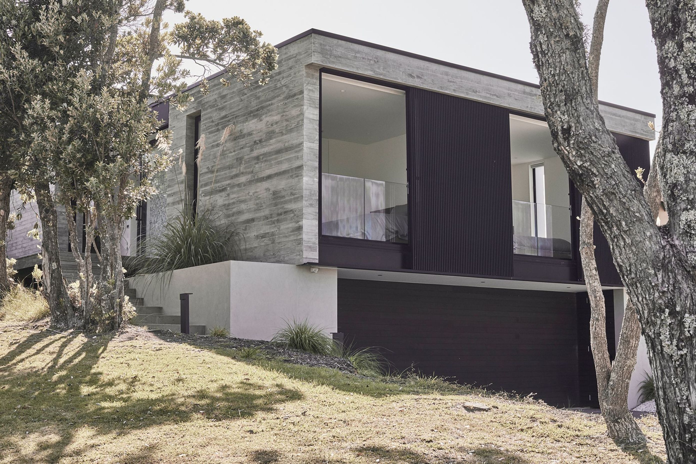 The simple structure of this holiday home is defined by the area’s rugged beauty of which the in situ concrete walls speak.