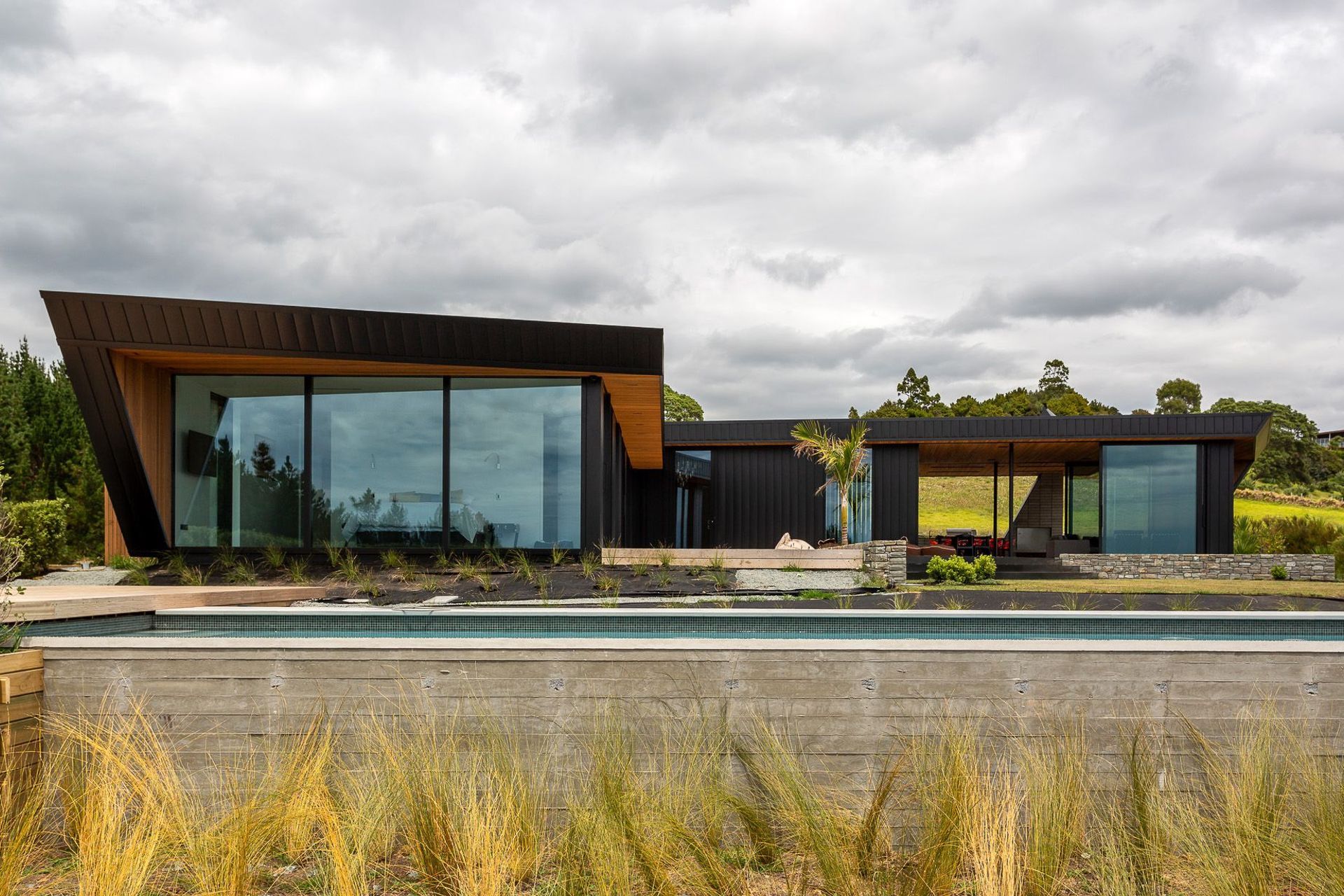 The home's 276m2 footprint incorporates four bedrooms, including a master with en suite, 2.5 bathrooms and a second lounge in the 'bedroom' wing, while the 'living' wing incorporates the kitchen and main entertaining space.