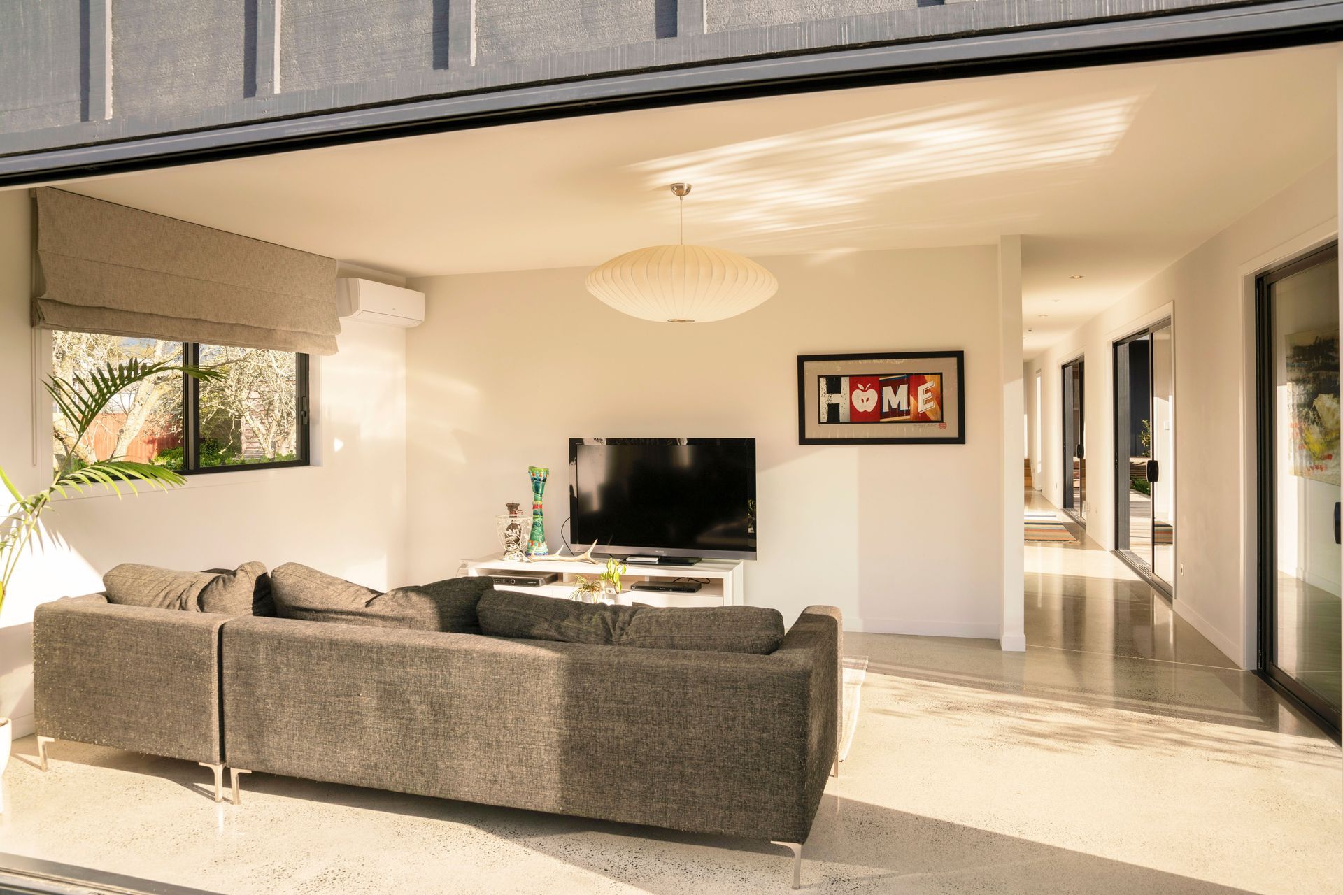 A teenagers' zone—with direct access to the swimming pool—creates multiple living/entertaining areas.