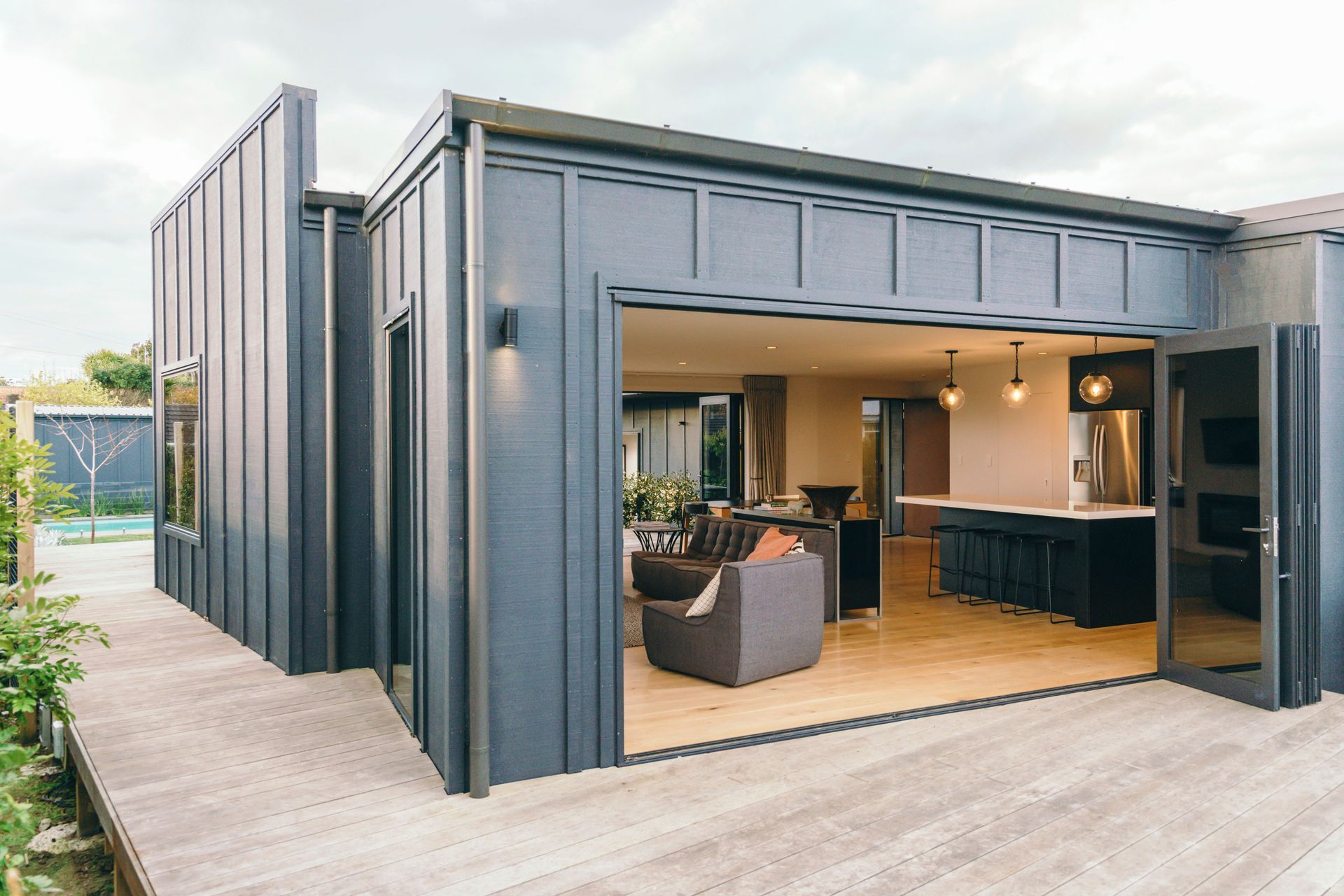 Wide openings on both ends of the main living area create a see-through effect linking the internal courtyard to the wider external view beyond.