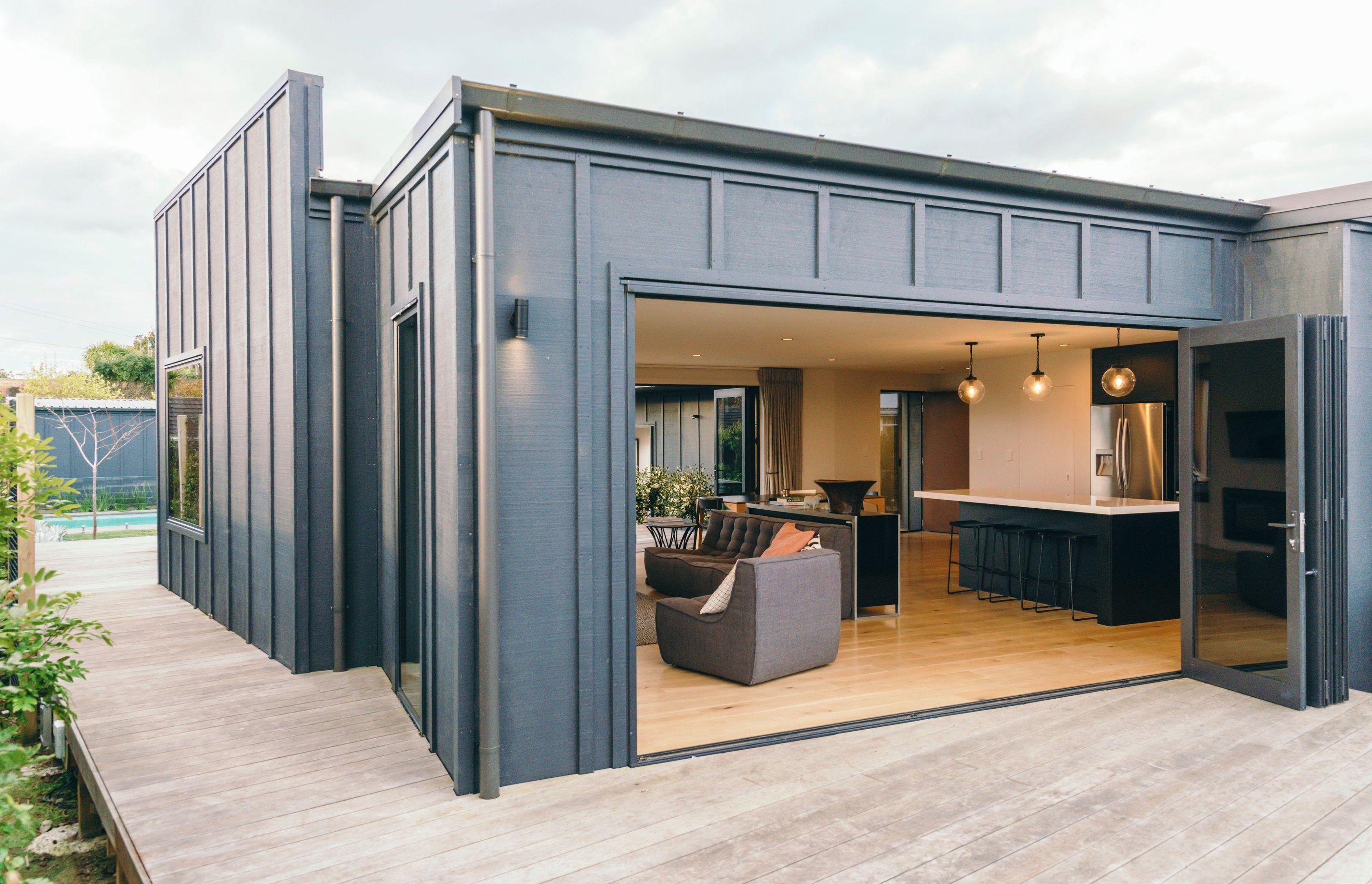 Wide openings on both ends of the main living area create a see-through effect linking the internal courtyard to the wider external view beyond.