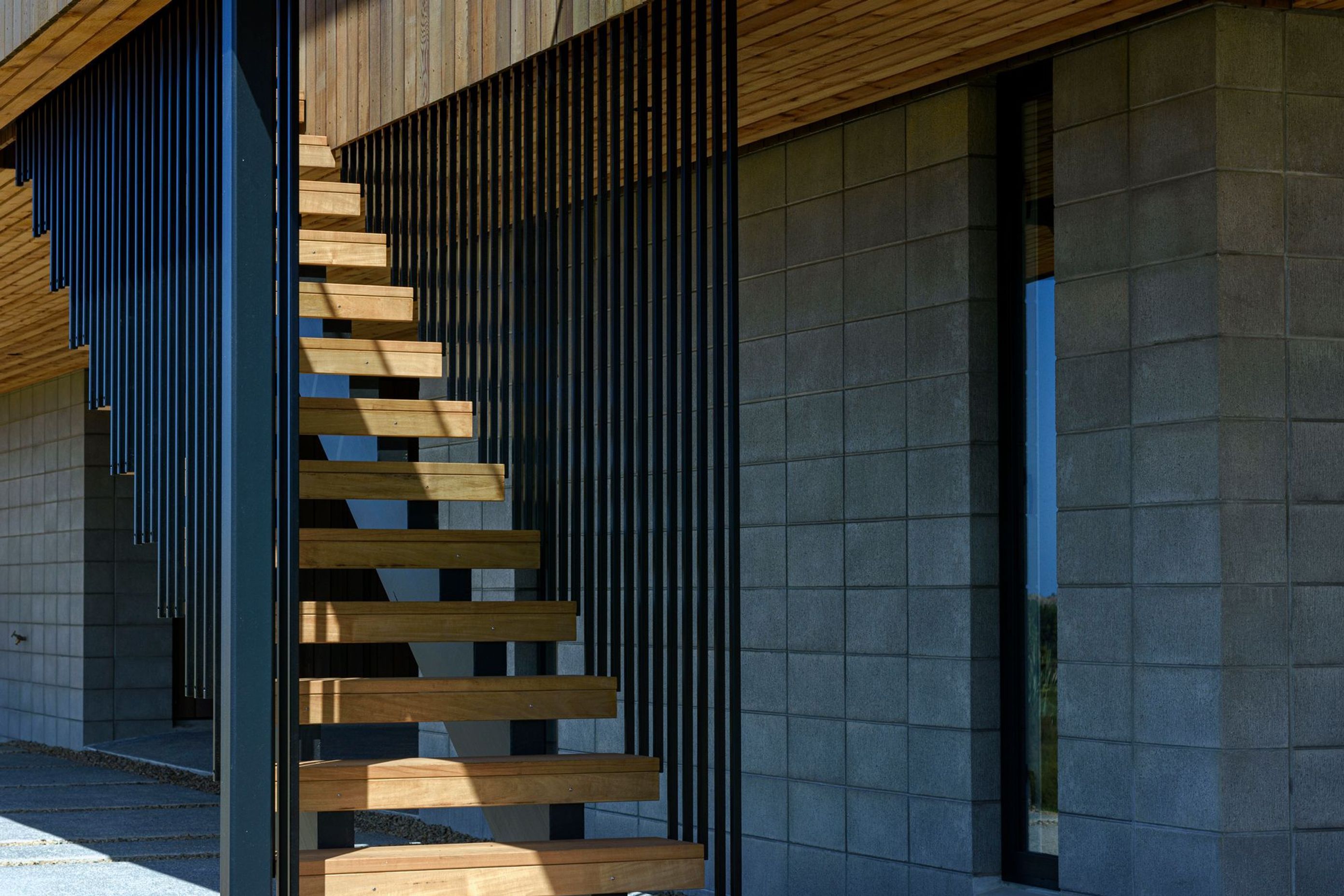 A sense of verticality is achieved with a striking black aluminium balustrade. 