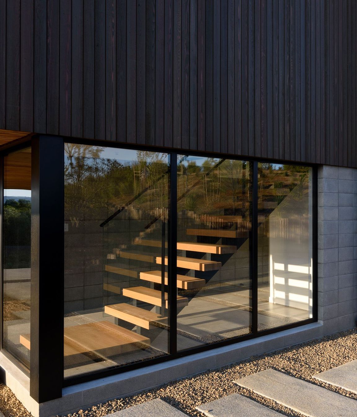 A palette of natural materials and neutral hues fits seamlessly into the coastal environment. 