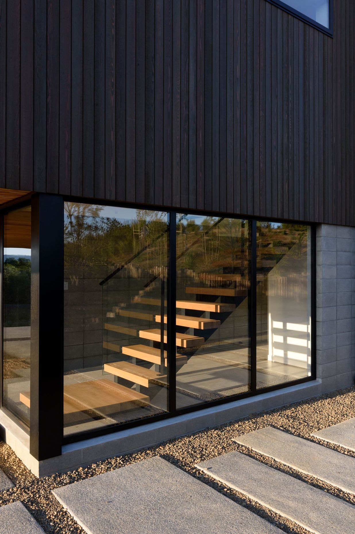 A palette of natural materials and neutral hues fits seamlessly into the coastal environment.