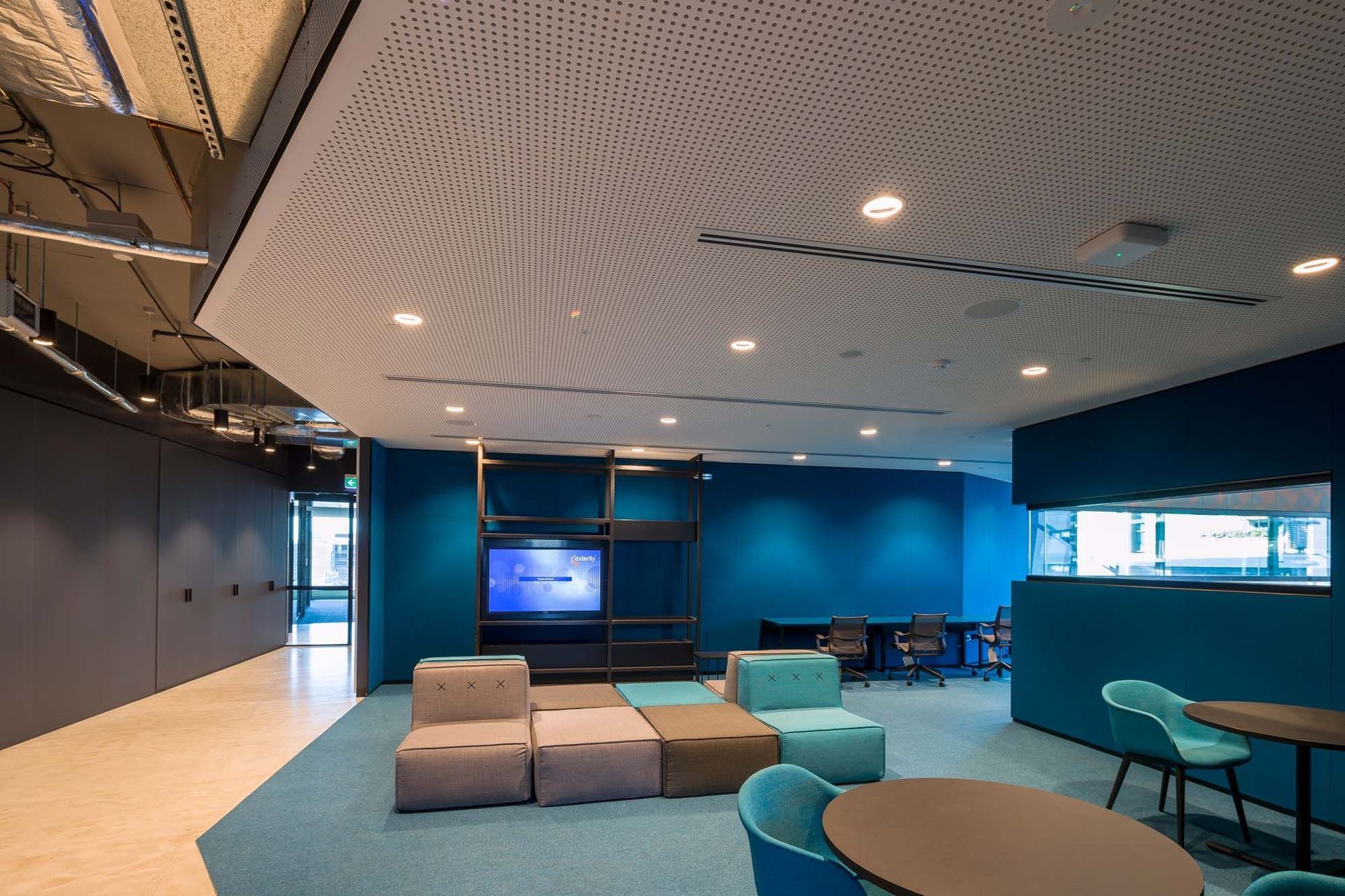 Seamless glazing detail with header and lintel supports designed by Studco