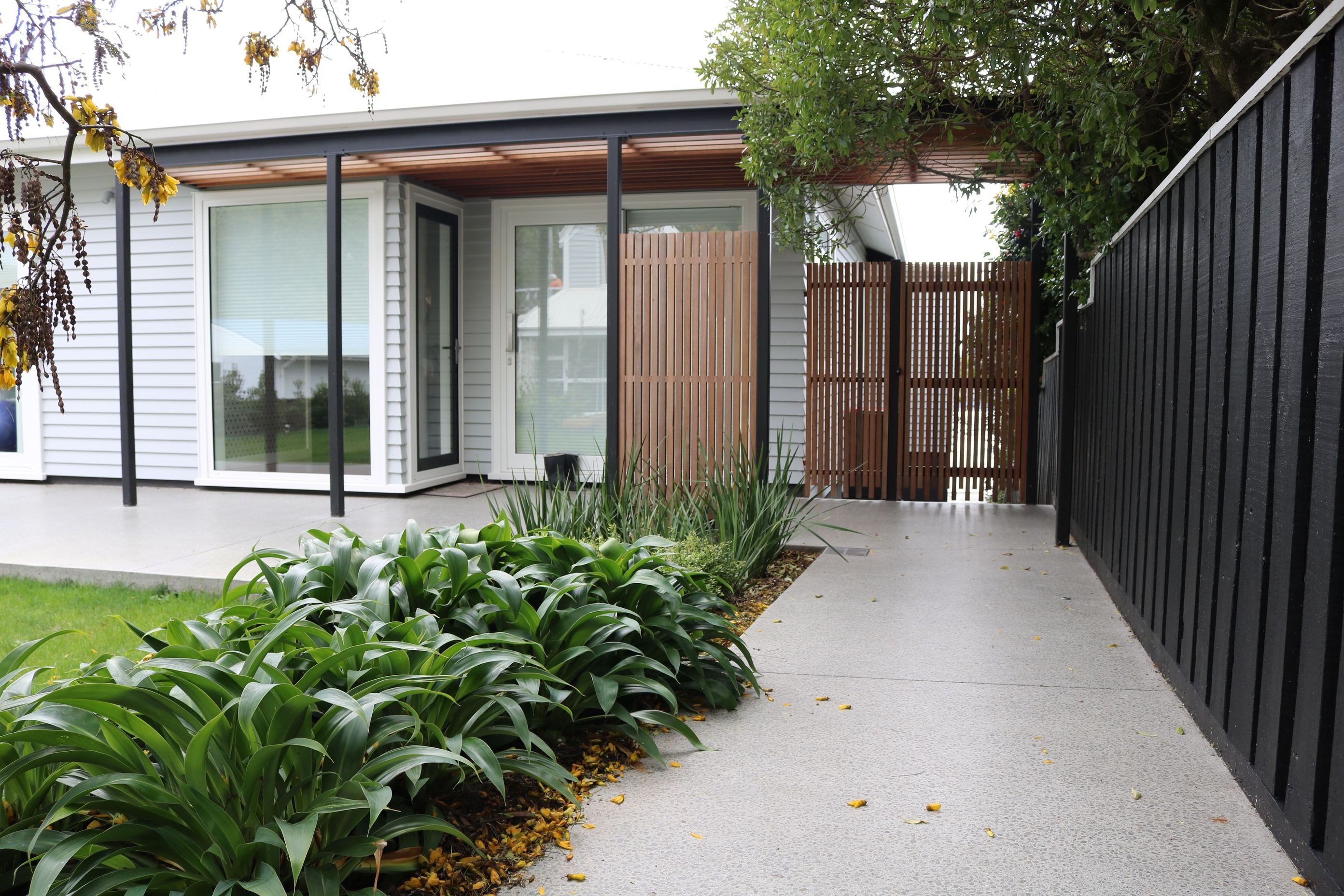 House renovation &amp; associated landscape architecture Tse : Wallace Architects. Planting design by HEDGE, Rodeneath.