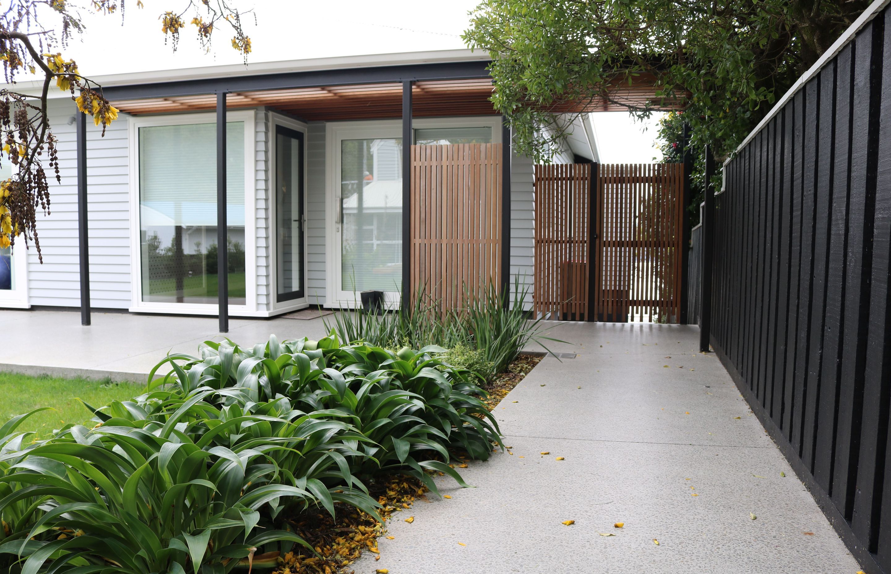House renovation &amp; associated landscape architecture Tse : Wallace Architects. Planting design by HEDGE, Rodeneath.
