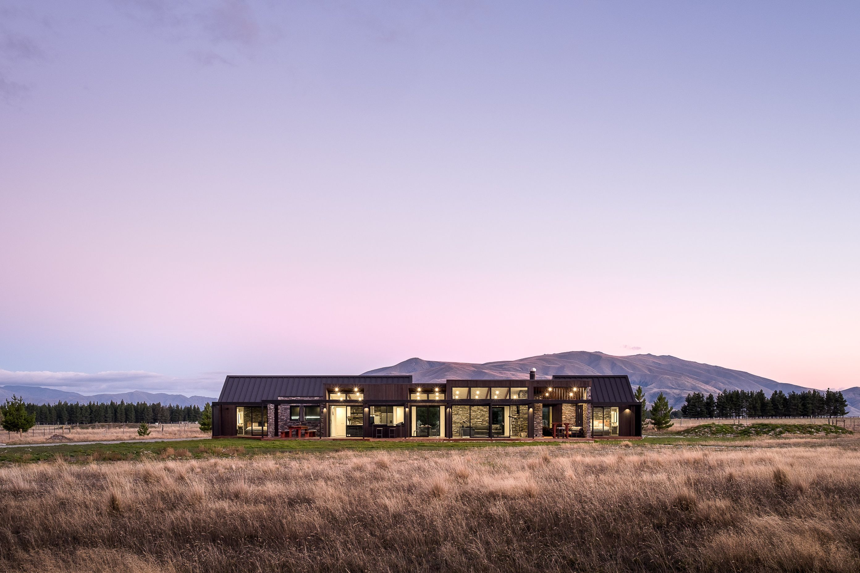 The house sits confidently and privately on the site with the front elevation raised towards the mountains to provide spectacular views from the main living areas.