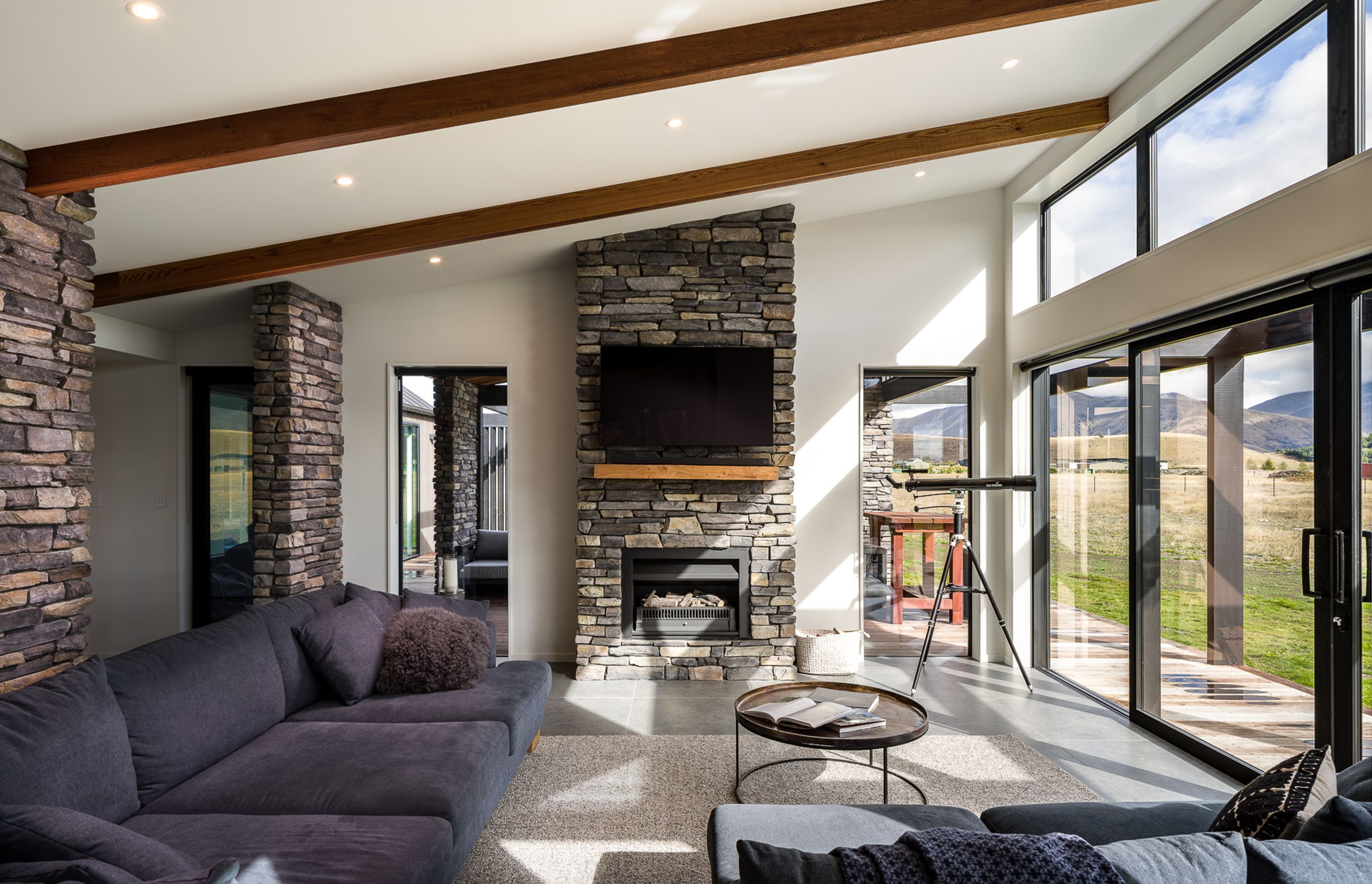 The monopitch ceiling with clerestory windows allows natural light to fully penetrate into the lounge.