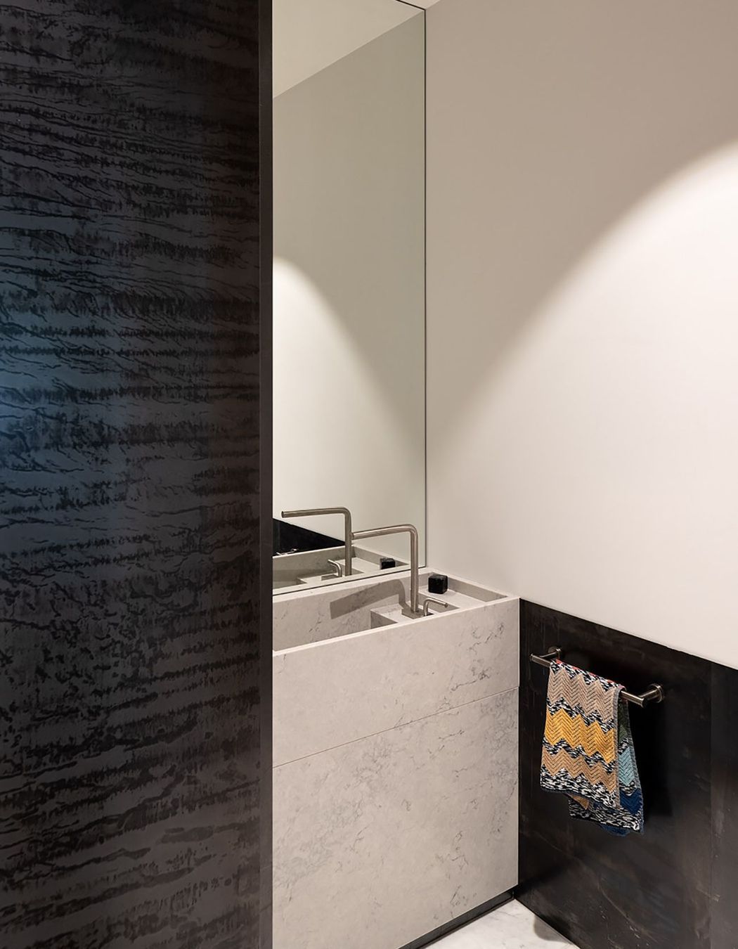Again, the bathroom surfaces play with light and dark, smooth and textural.