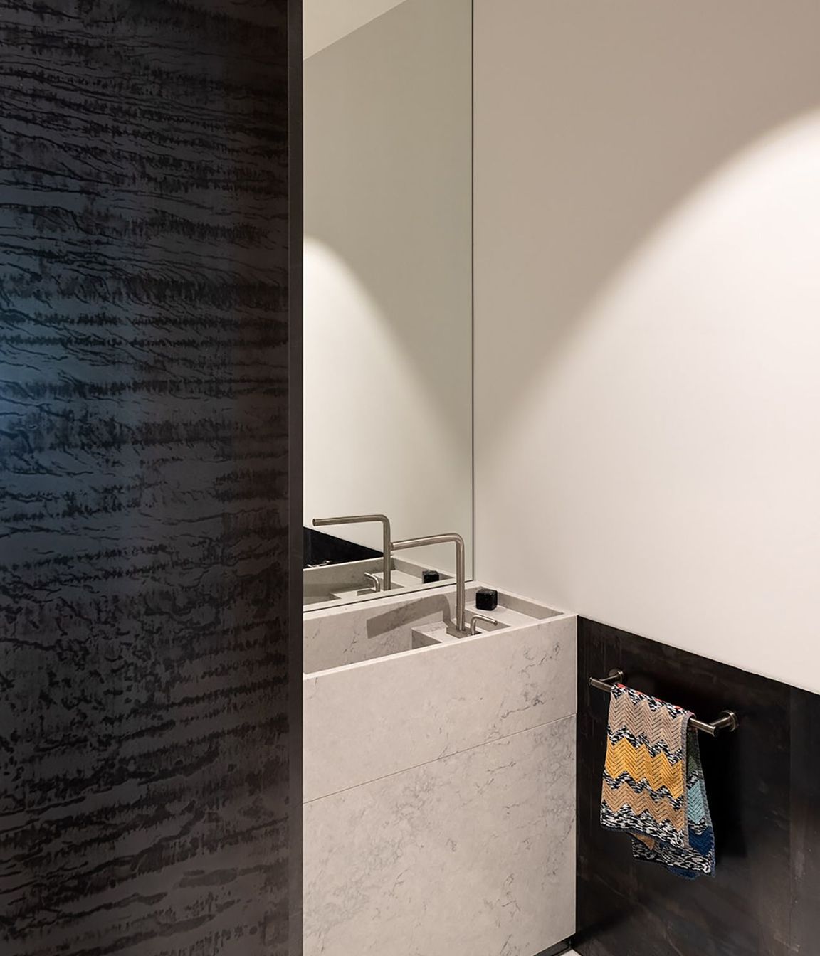 Again, the bathroom surfaces play with light and dark, smooth and textural.