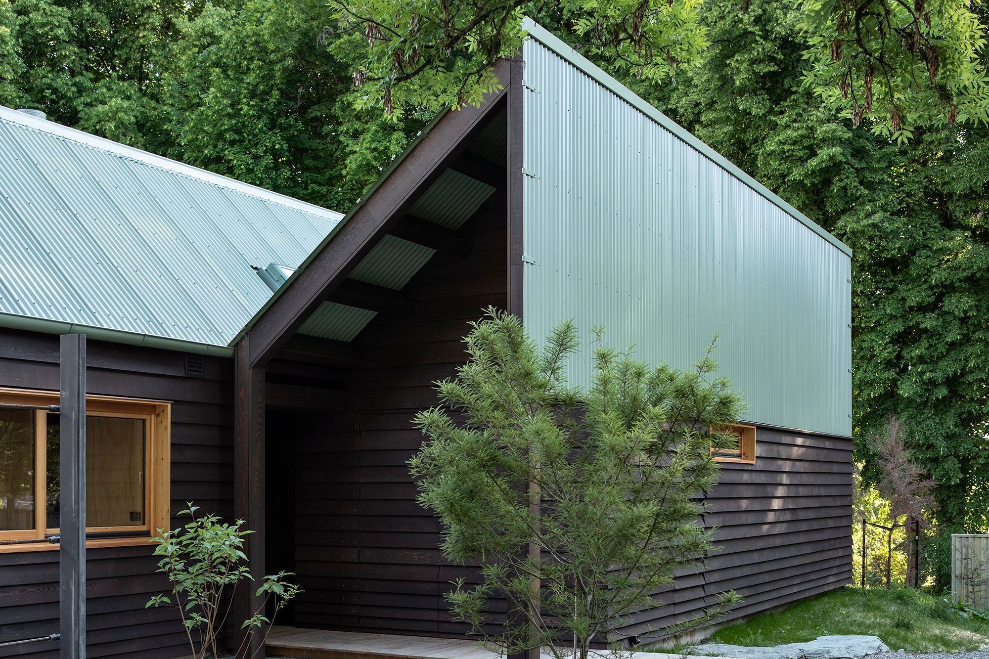 The chisel form creates a sound barrier against road noise. Slim clips on the roof edge are an interesting detail on this home.