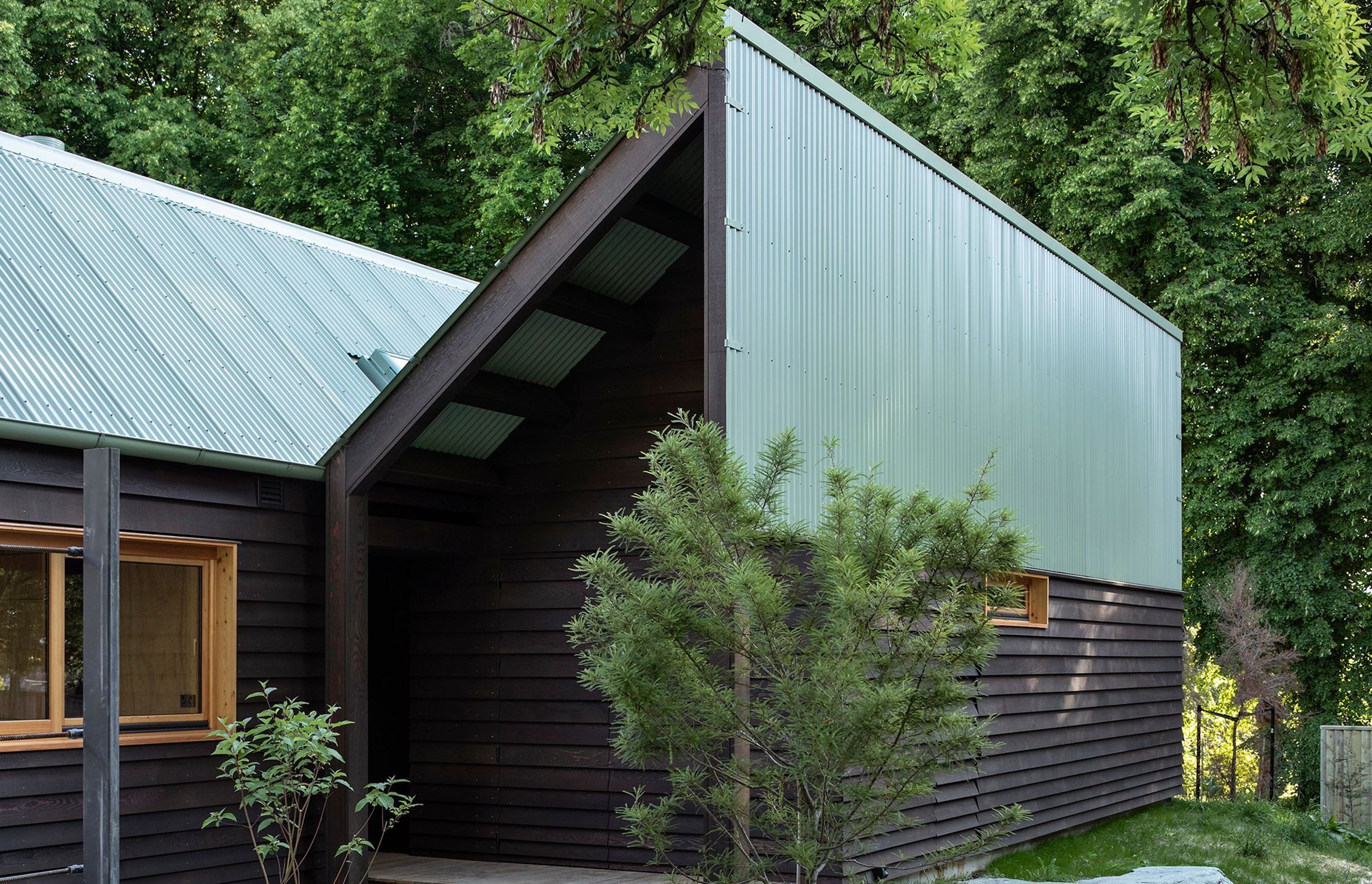 The chisel form creates a sound barrier against road noise. Slim clips on the roof edge are an interesting detail on this home.