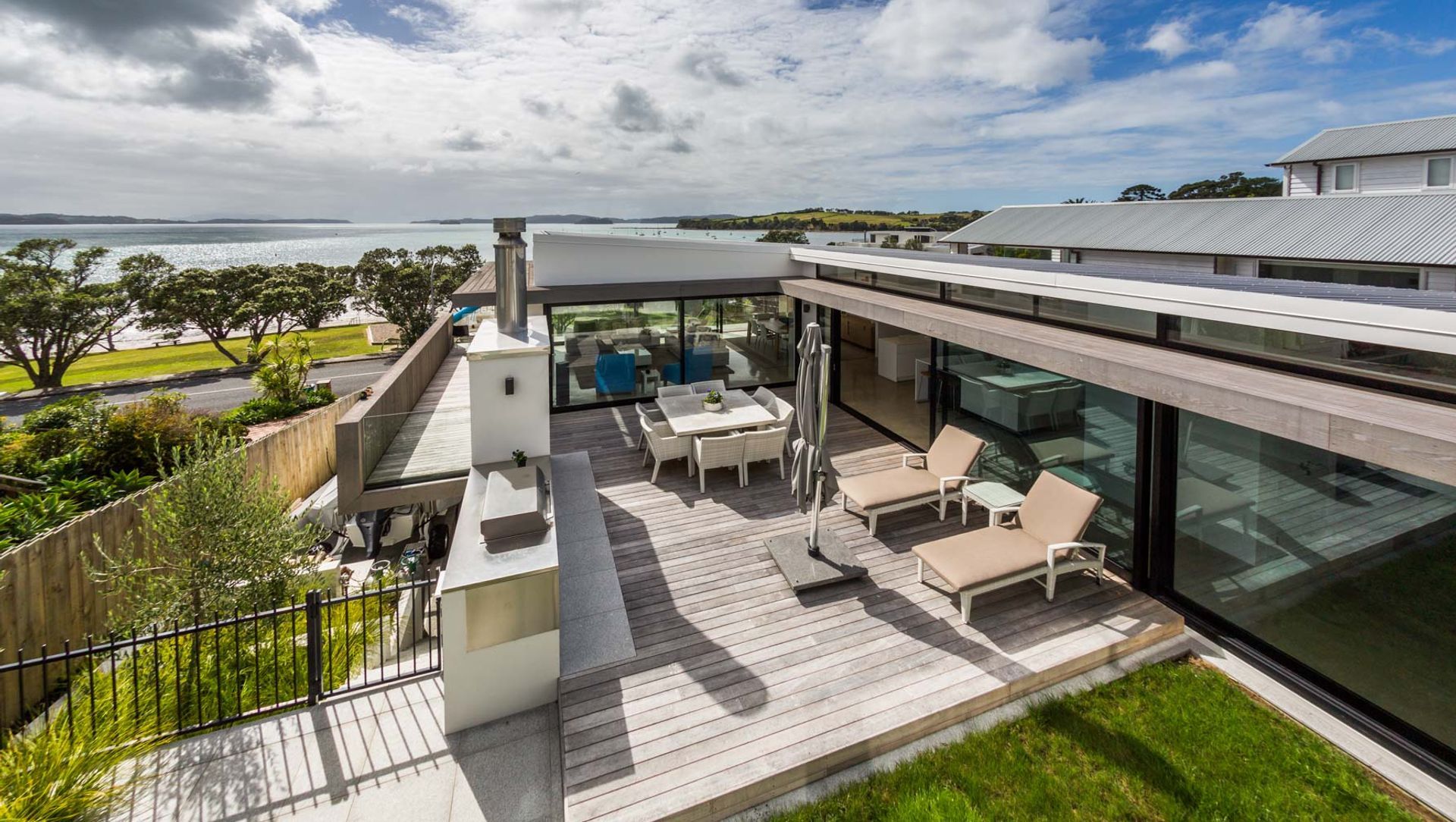 Algies Bay Home banner