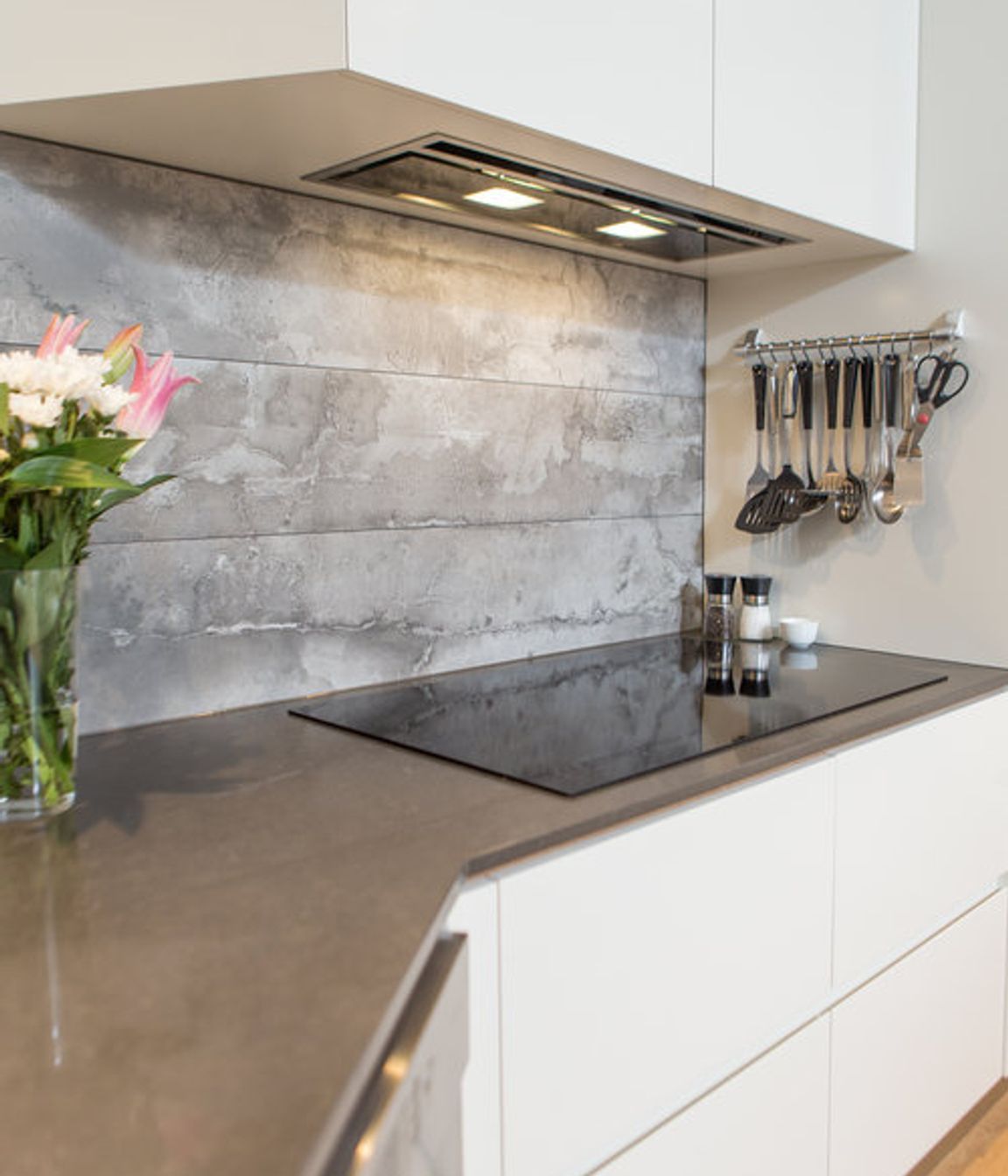 Stunning stone splashback is laid horizontally to get the best effect from the striations in the stone.