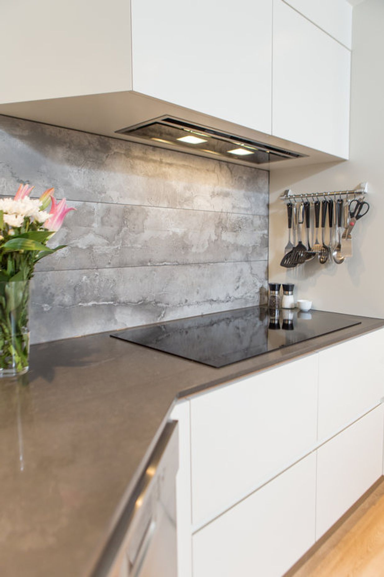 Stunning stone splashback is laid horizontally to get the best effect from the striations in the stone.
