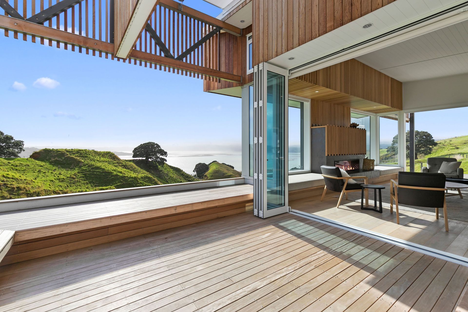 A true "inside / outside" flow for entertaining and enjoying the sea breeze.