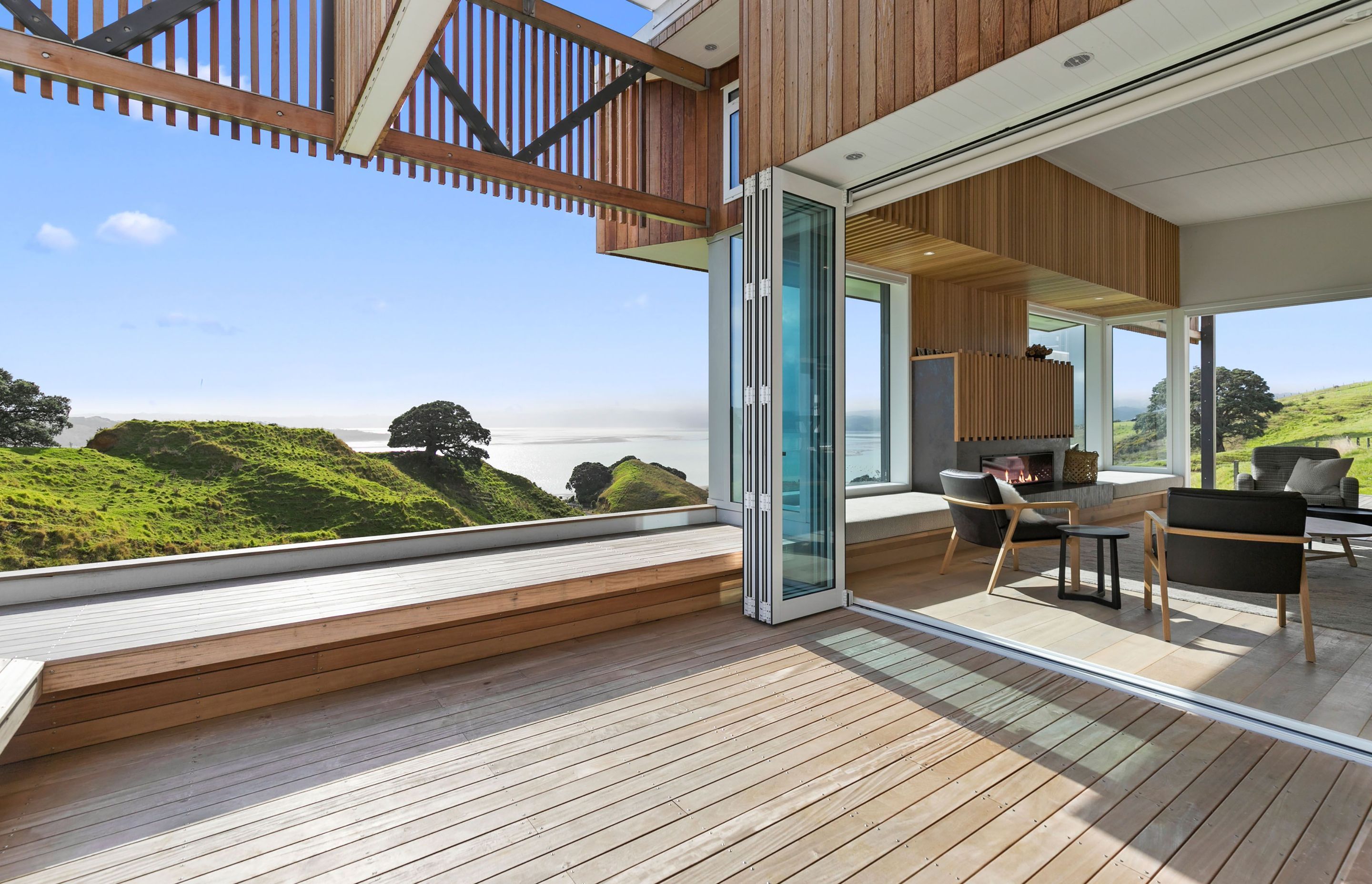 A true "inside / outside" flow for entertaining and enjoying the sea breeze.